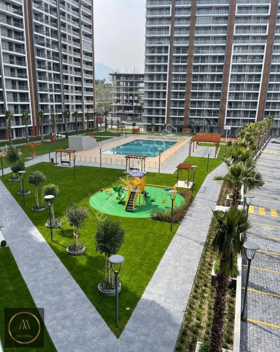 Meydan Projesinde Kiralık Havuz Cephe Yarı Eşyalı 1+1 Daire