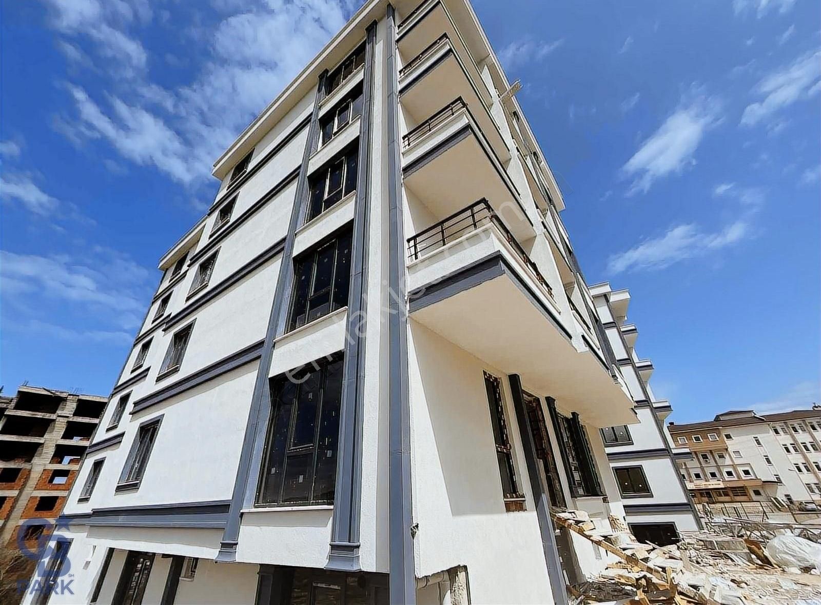 Körfez'de Tramvaya Yakın İki Bloklu Sitede Lüks 1+1 Daire
