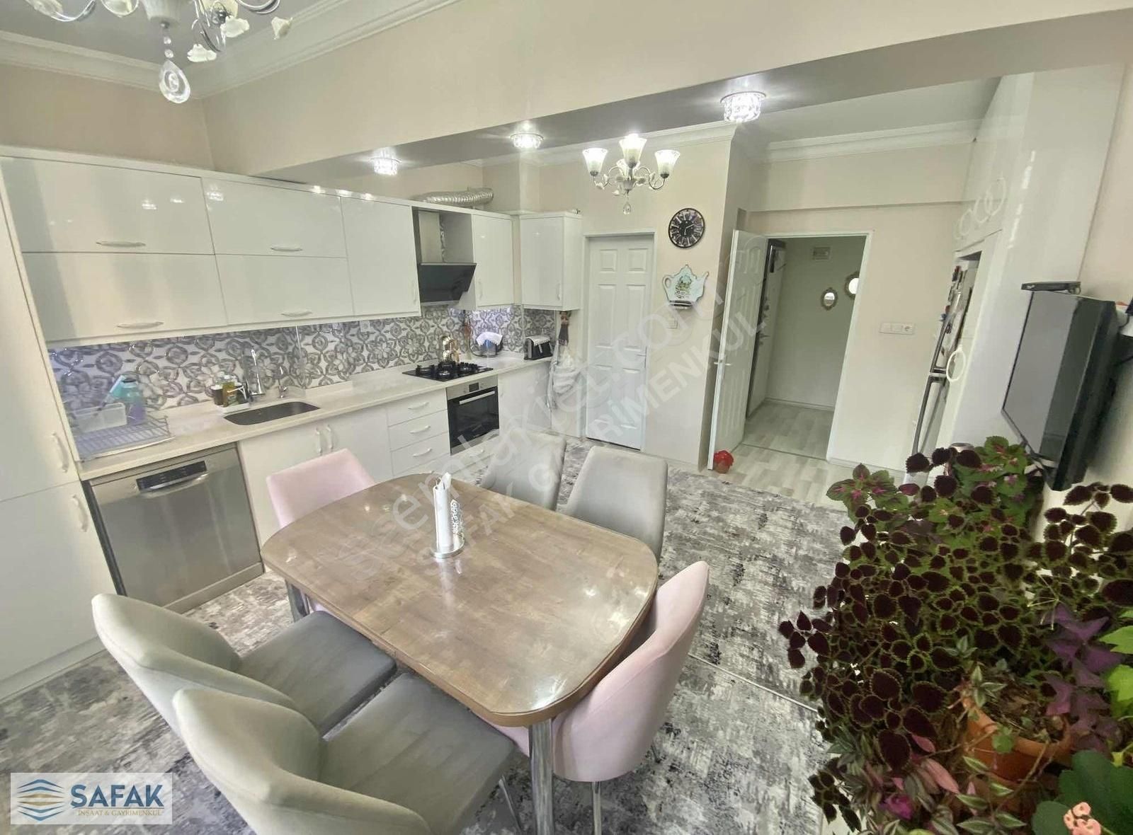 Şafak'tan Konferans Salonu Civarı 3+1 180m2 Daire