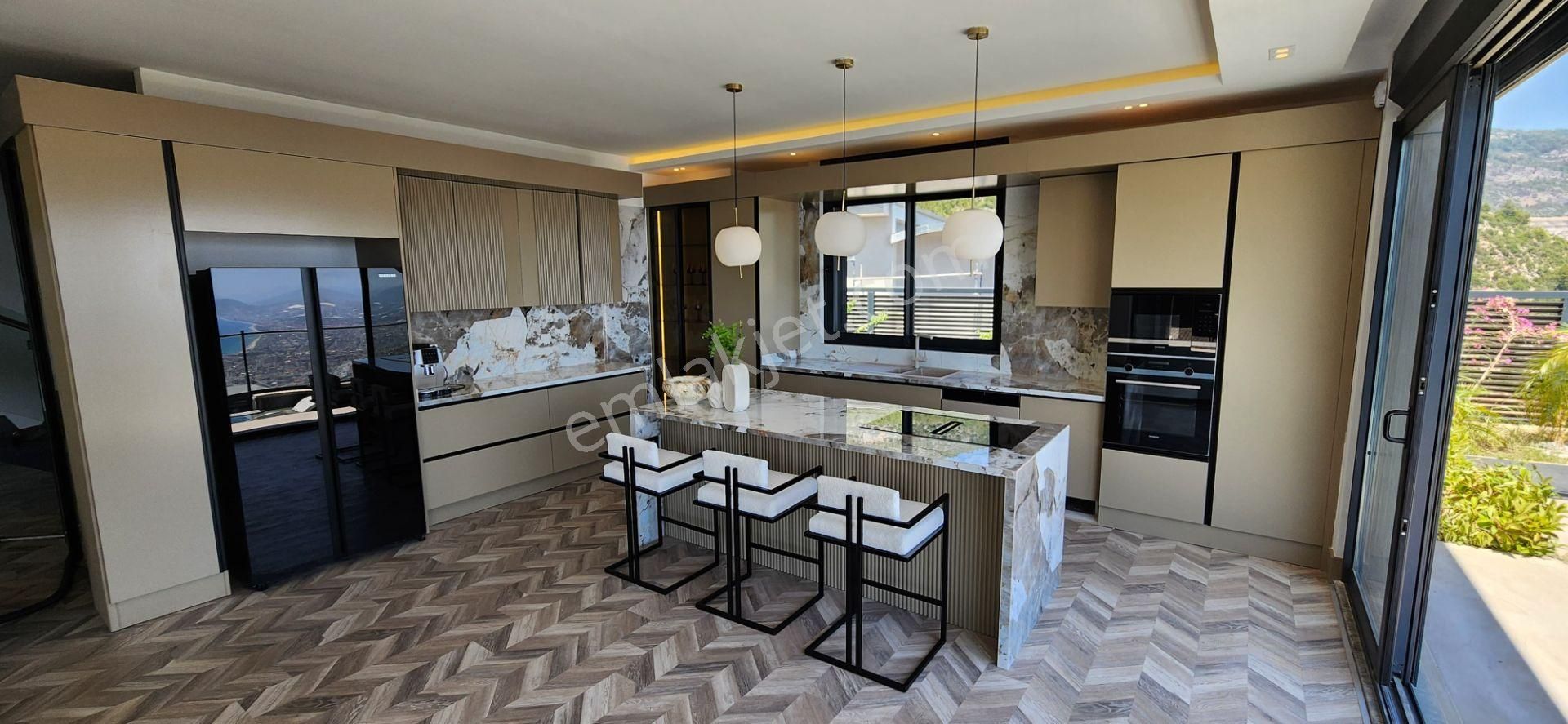 Alanya Tepe Mahallesinde Müstakil 3 Katlı Ultra Lüks Villa - Görsel 32