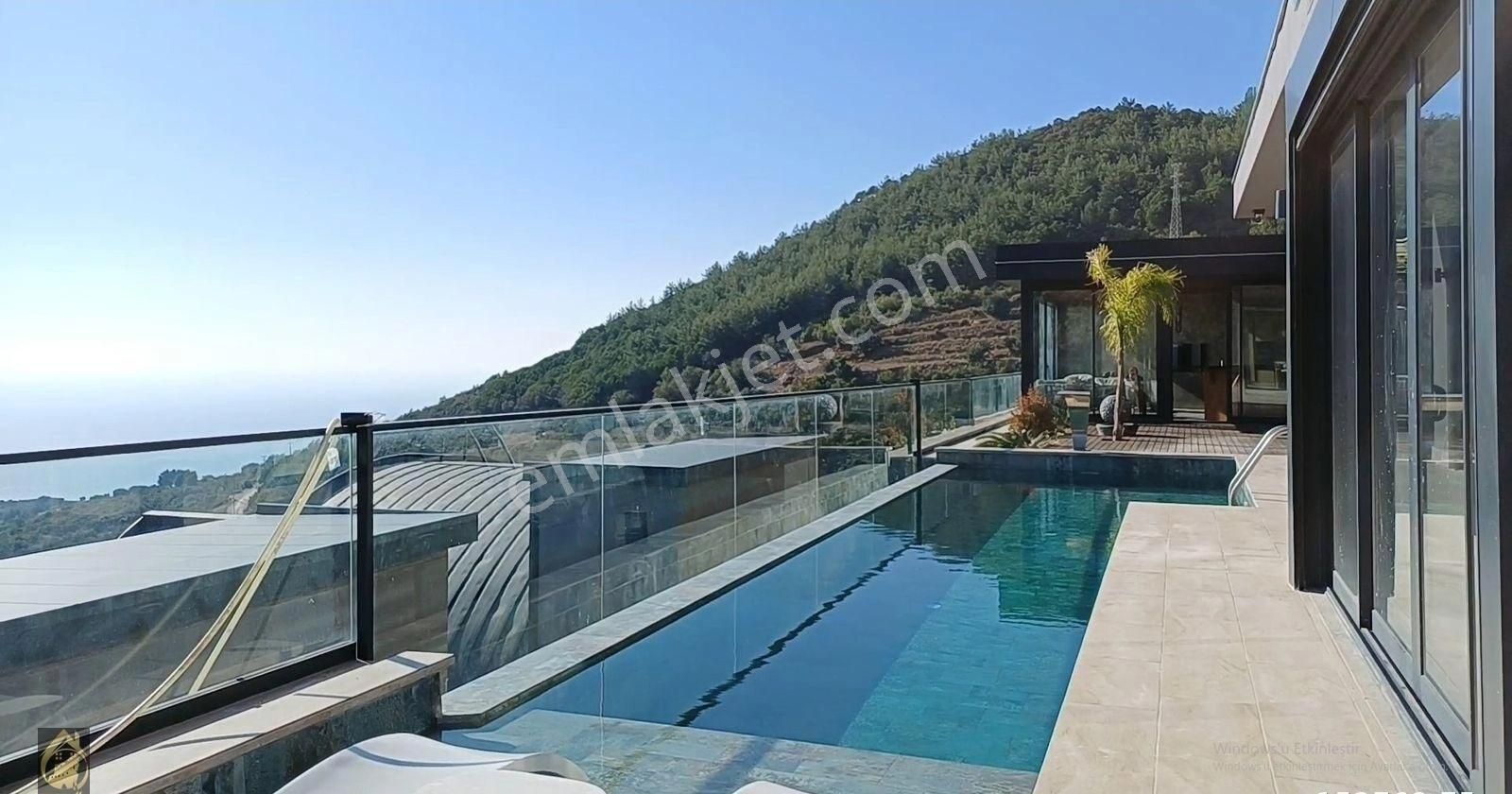 Alanya Tepe Mahallesinde Müstakil 3 Katlı Ultra Lüks Villa