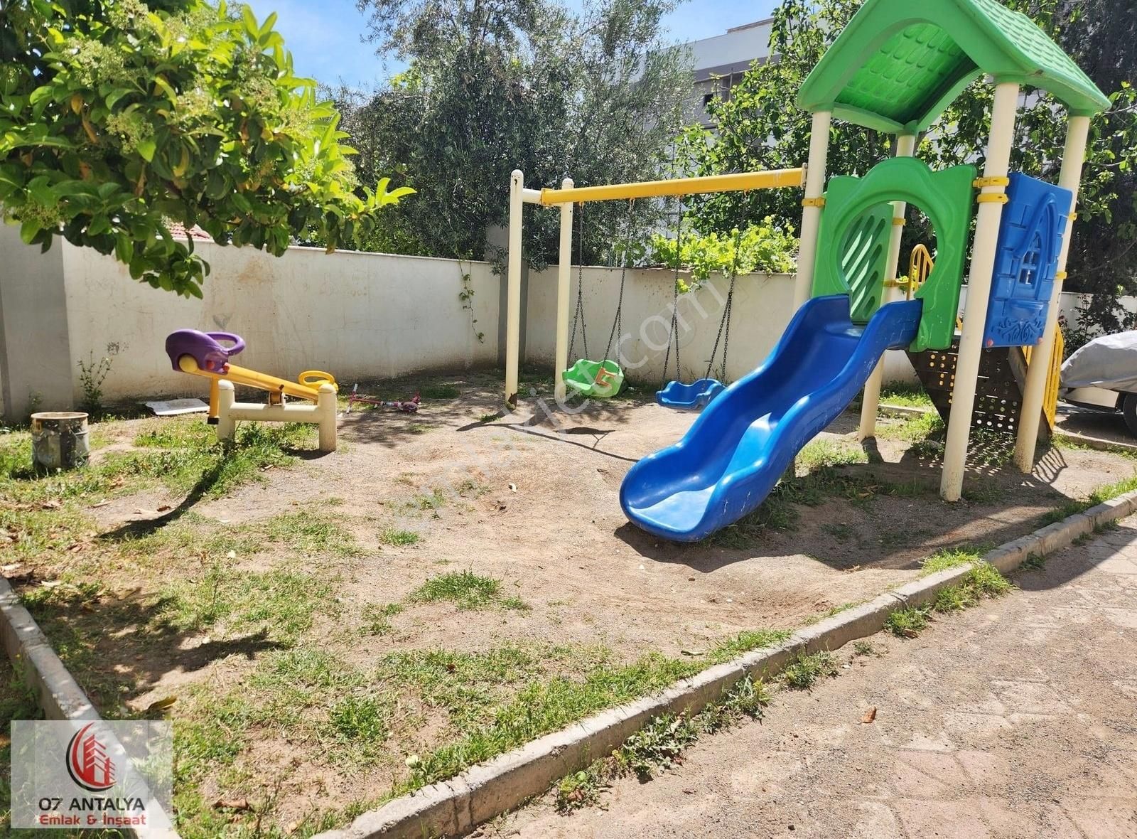 V.karşıyaka Mah Havuzlu Sitede 3+1 Katta Çift Balkon Geniş Daire