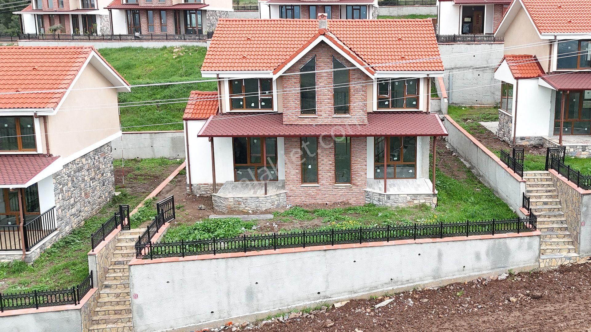 Re/max İnci'den Burhaniye Dutluca Köyünde Satılık Villa