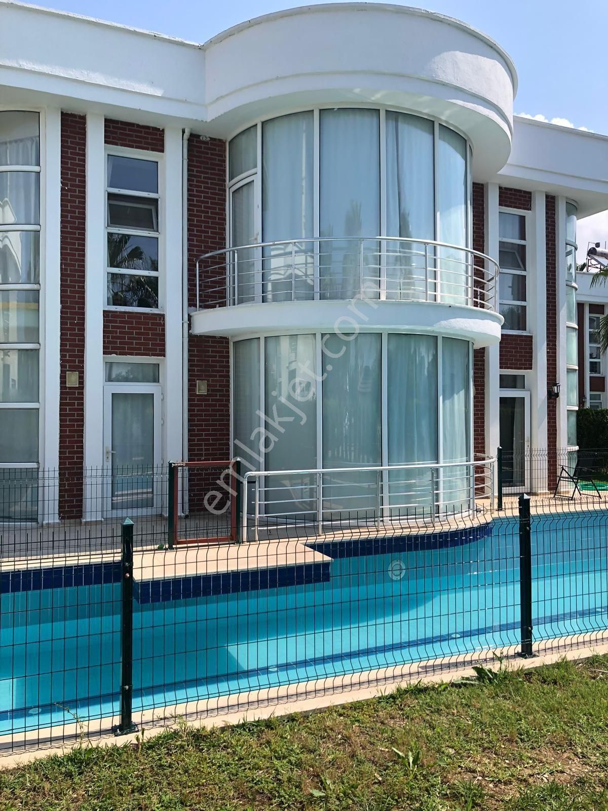 Belekte Denize Yakın Merkezi Konumda Satılık 4+1 Mustakil Bahçe - Havuzlu Villa