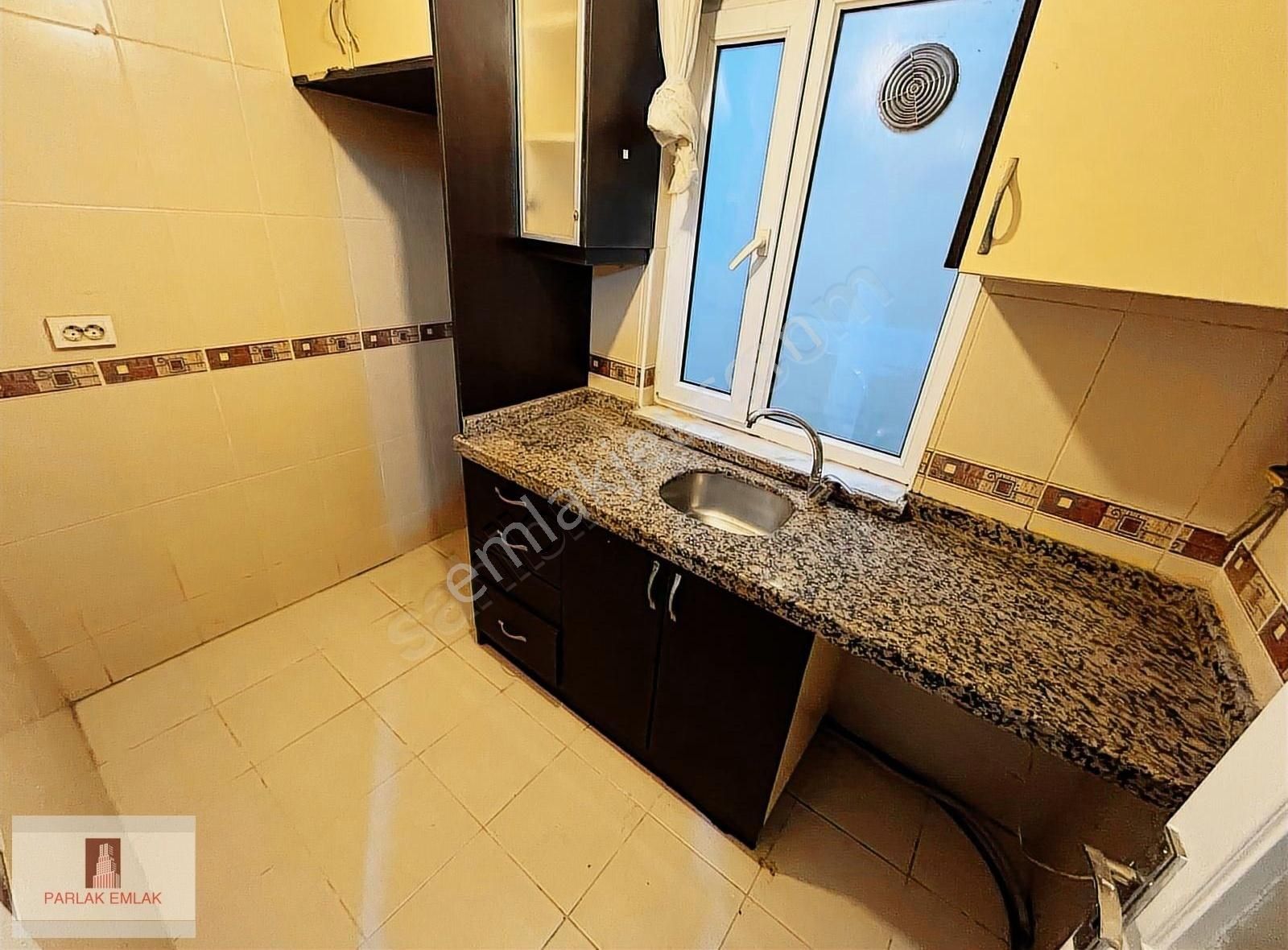 Parlak'tan Üsküdar Fıstıkağacında Genç Binada Metro Yanında 1+1*