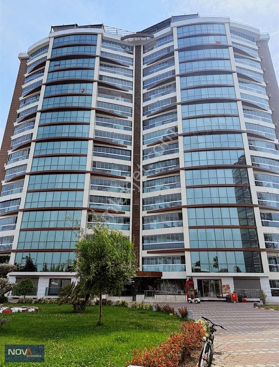 Nova'dan Golden Towers'ta Kiralık 5+2 Teraslı Çatı Dubleksi