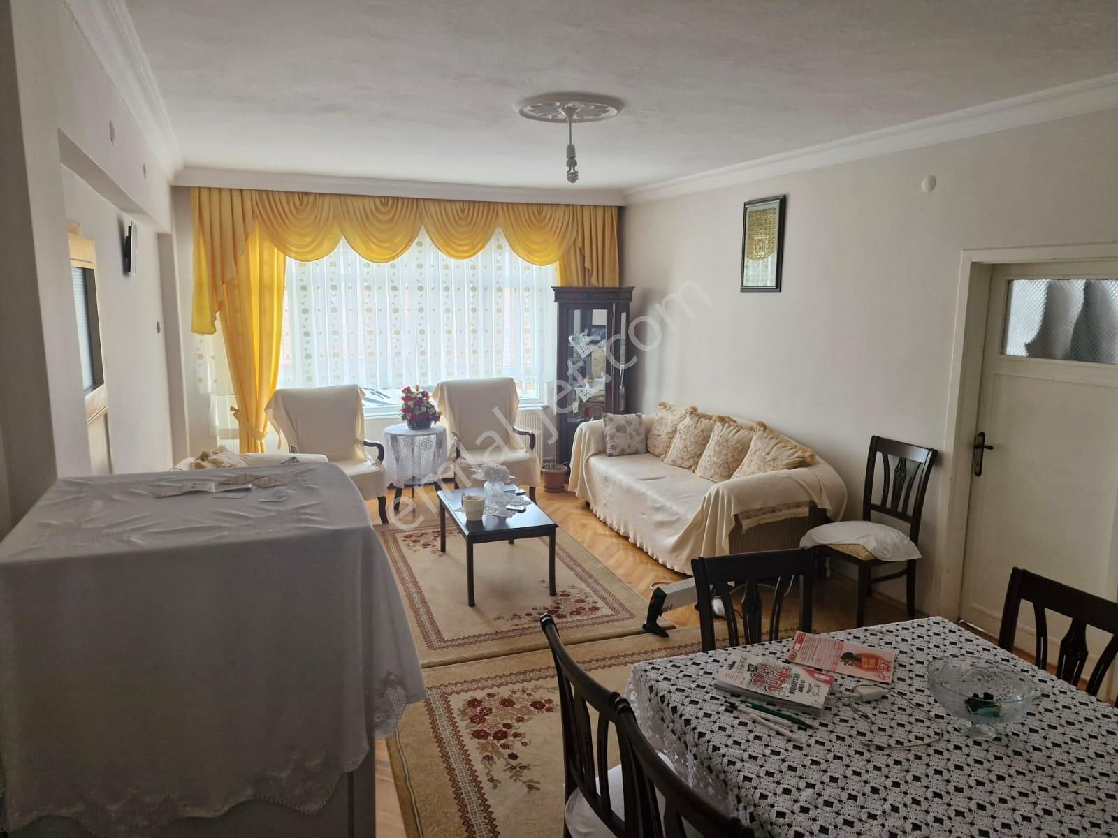 Şenlik Mah.sinde Merkezi Konumda 120m2 Ara Katta 3+1 Daire !!!