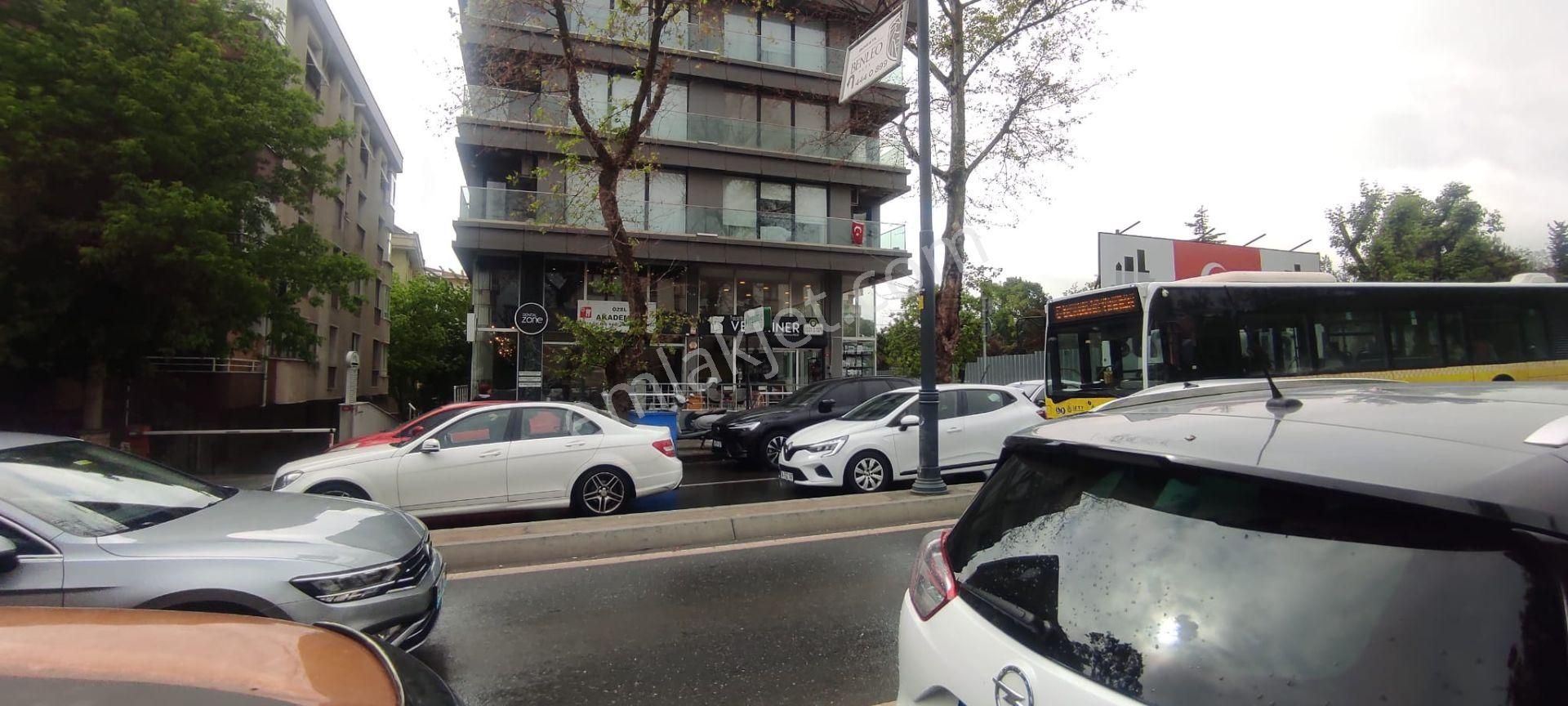 Acıbadem Cadde Üzerinde Metrobüse Yakın Kiralık Dükkan