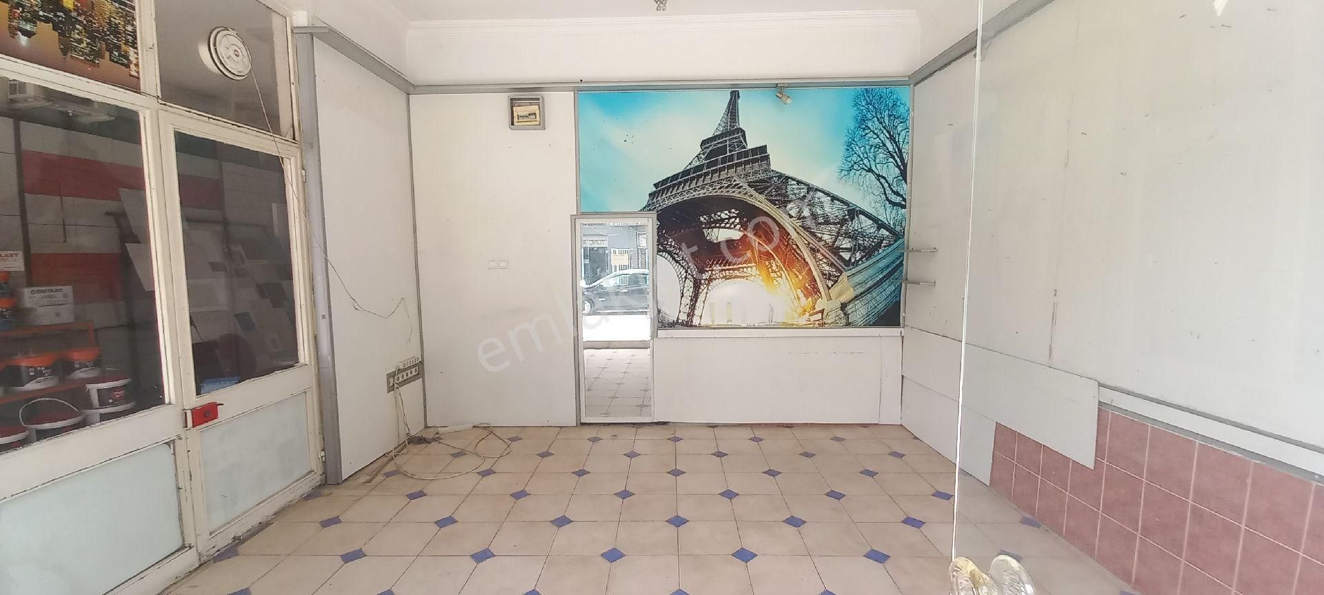 İzmir Çiğli İşlek Cadde Üzeri Yaya Tırafiği Olan Cadde