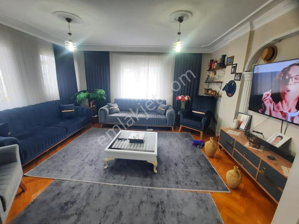 Kuşadasında Acil Satılık 3+1 Doğalgazlı Ayrı Mutfaklı Daire