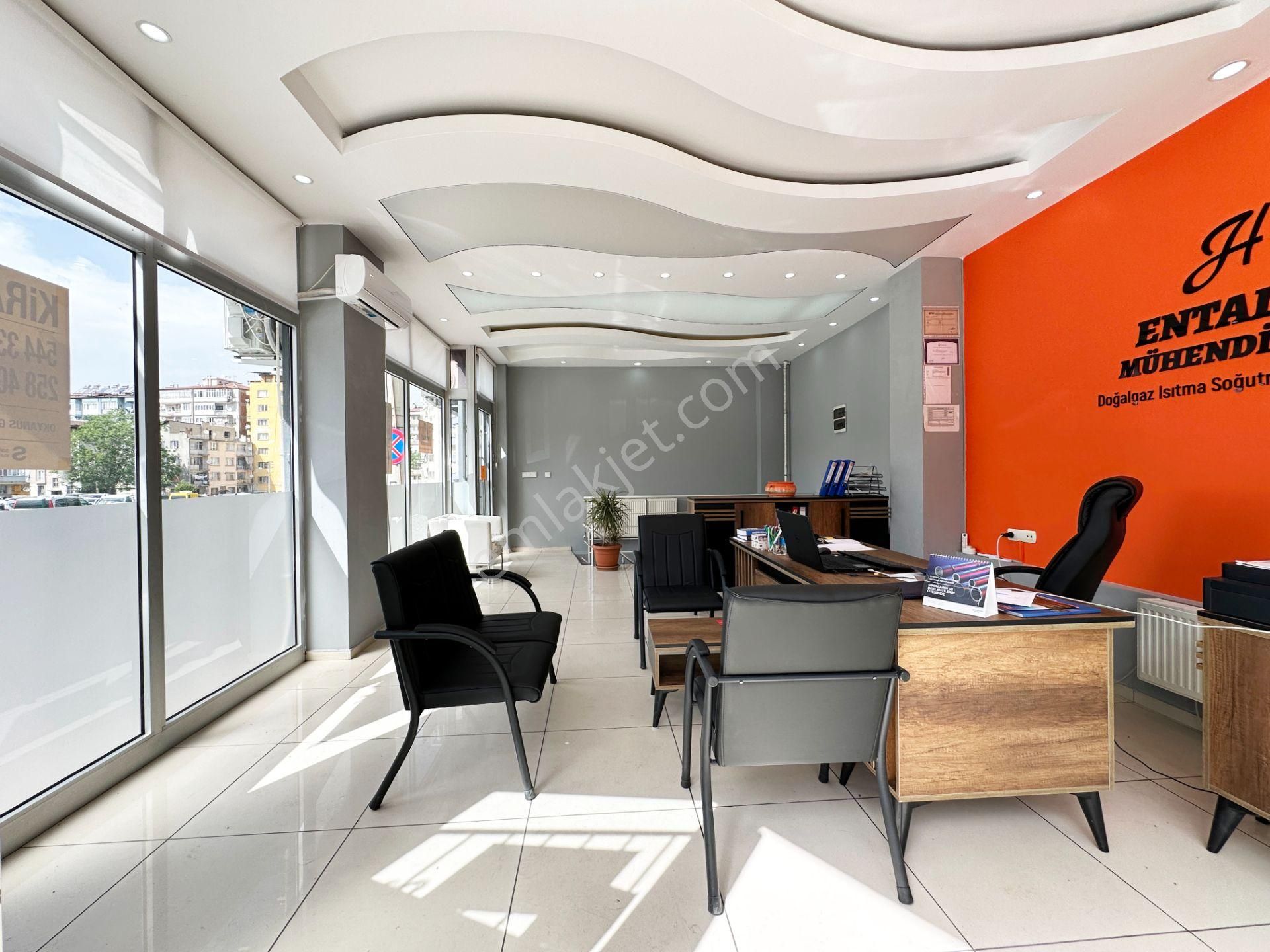 Değirmenönü'nde Cadde Üstü Köşe Başı Depolu Kiralık İşyeri