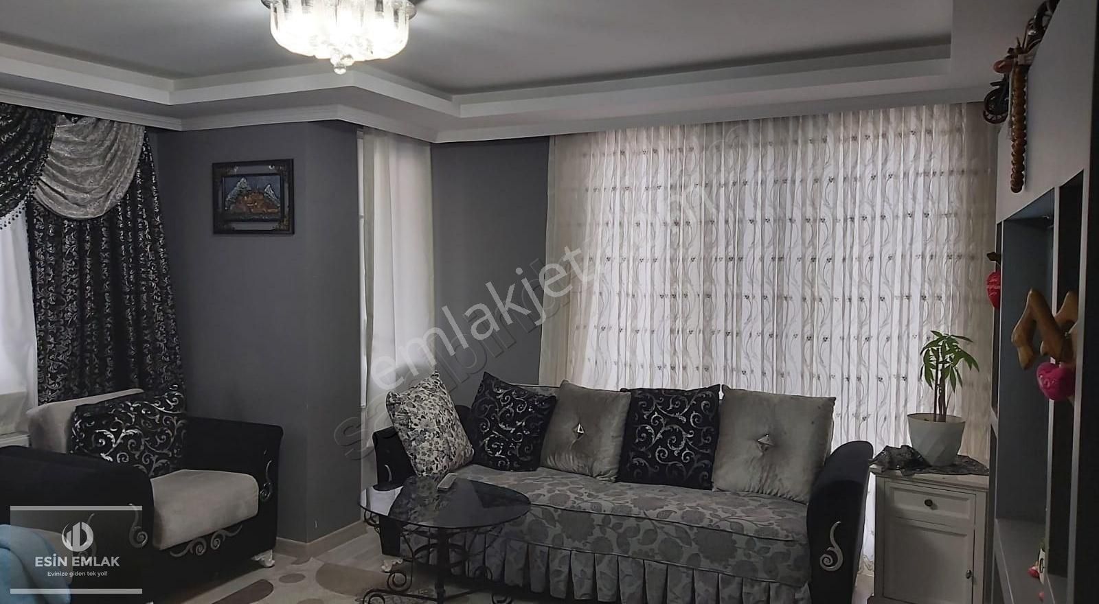 Cumhuriyet Mah'de Ferah Temiz Geniş Balkonlu 3+1 Daire