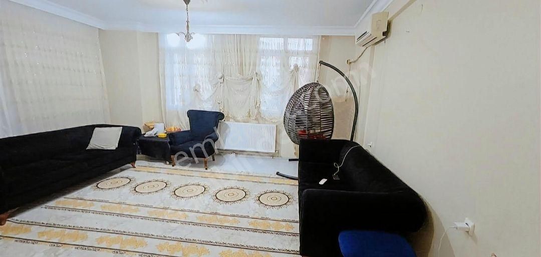 Sosyete Pazarı Bitişiğinde