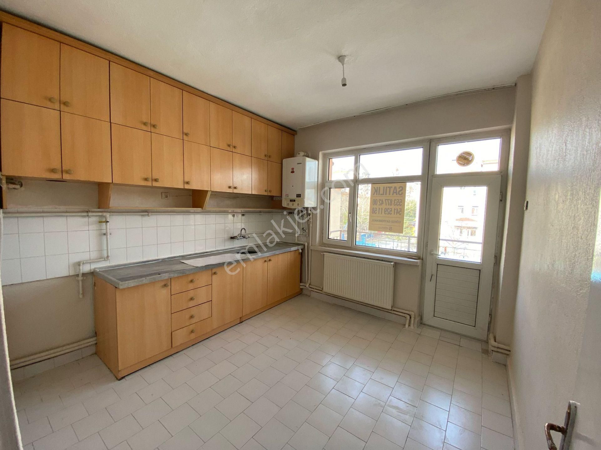 Veysel Karani Cad. Yanı Son Kat Bakımlı 2+1 Boş Satılık Daire