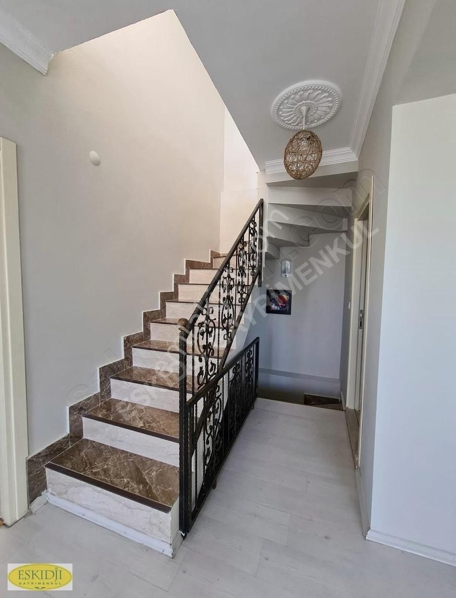 Lapseki Çardakta Denize Ve Yola Yakın Satılık Triplex Villa