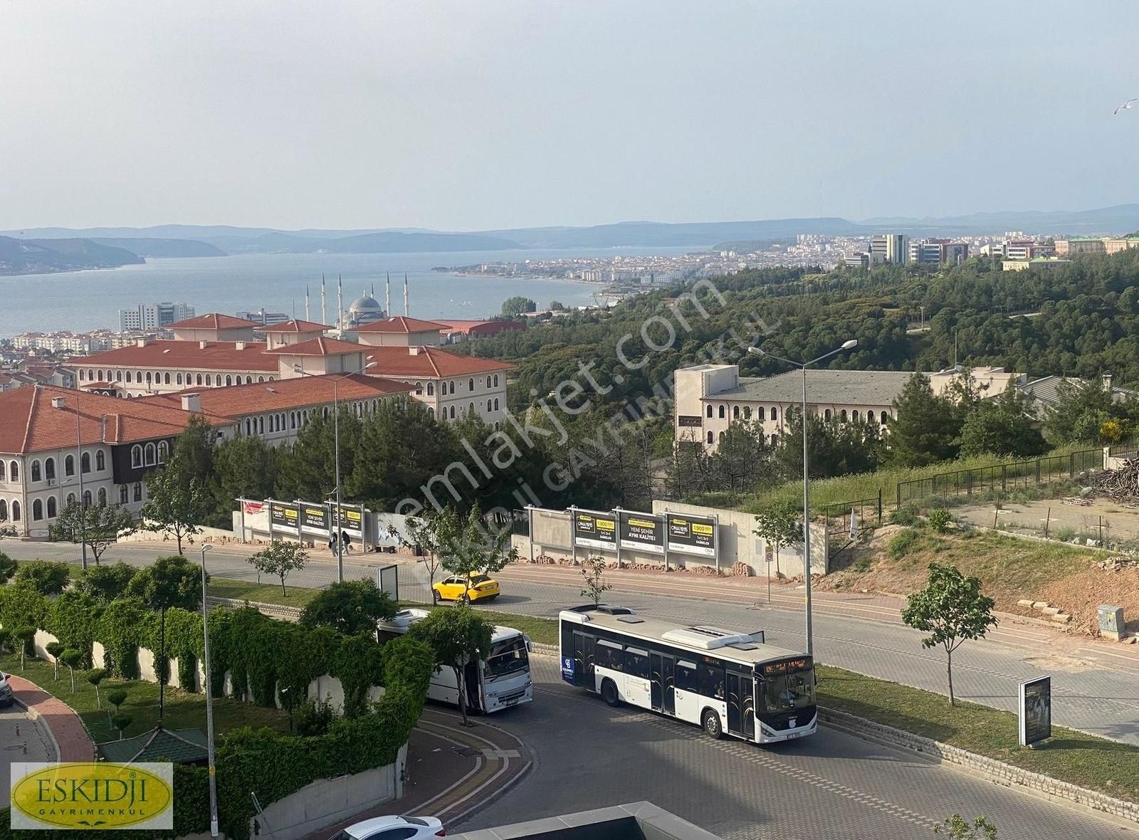 Panaromik Doğa Ve Boğaz Manzaralı Hastane Cepheli Kiralık İşyeri