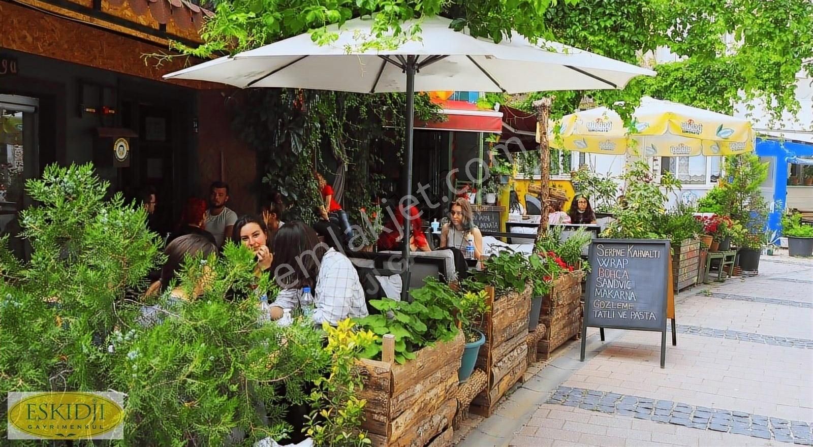 Eskidji Gayrimenkulden Devren Kiralık İki Katlı Faal Cafe