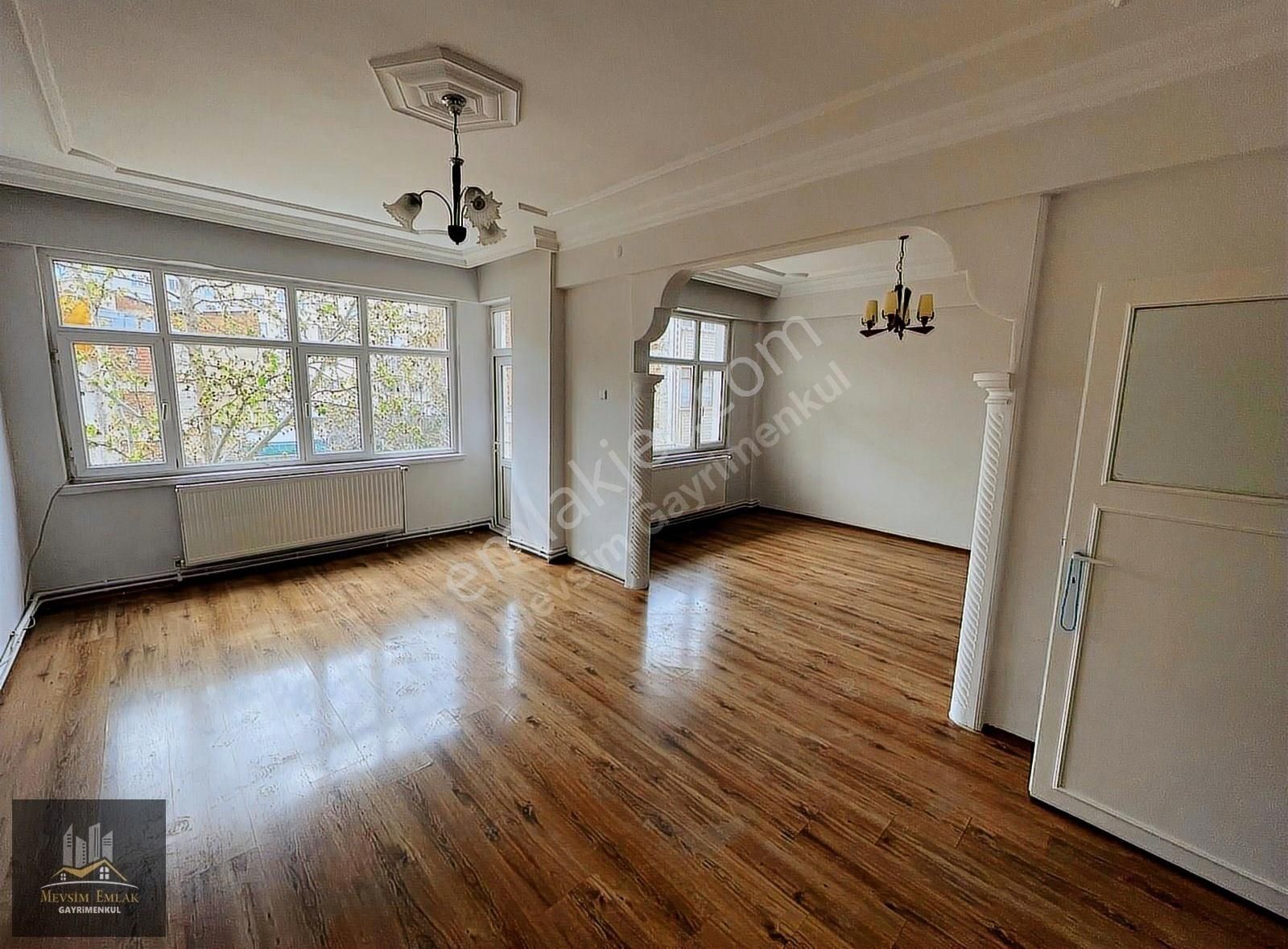 Mevsim Gayrimen'kulden Gazi Caddesi Üst Sokağı 3+1 Kiralık Daire