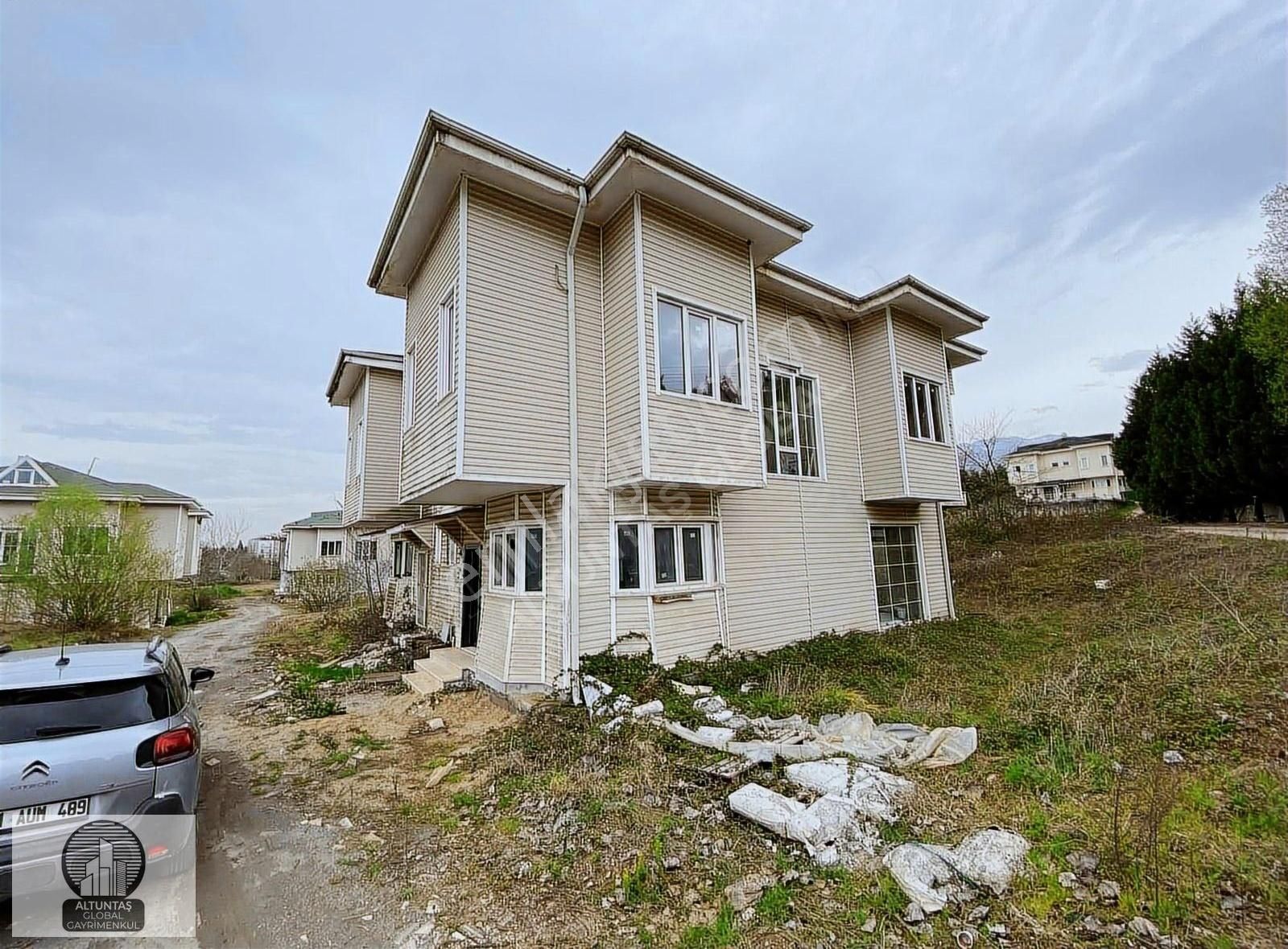 Kartepe Kardelen Sitesinde Tripleks 4+1 Satılık Villa