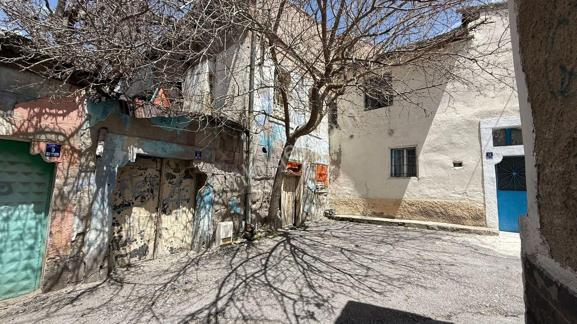 Öz Gaye Emlaktan Develi Feneseyukarı Mahallesinde Satılık Kargir Ev Ev Arsası