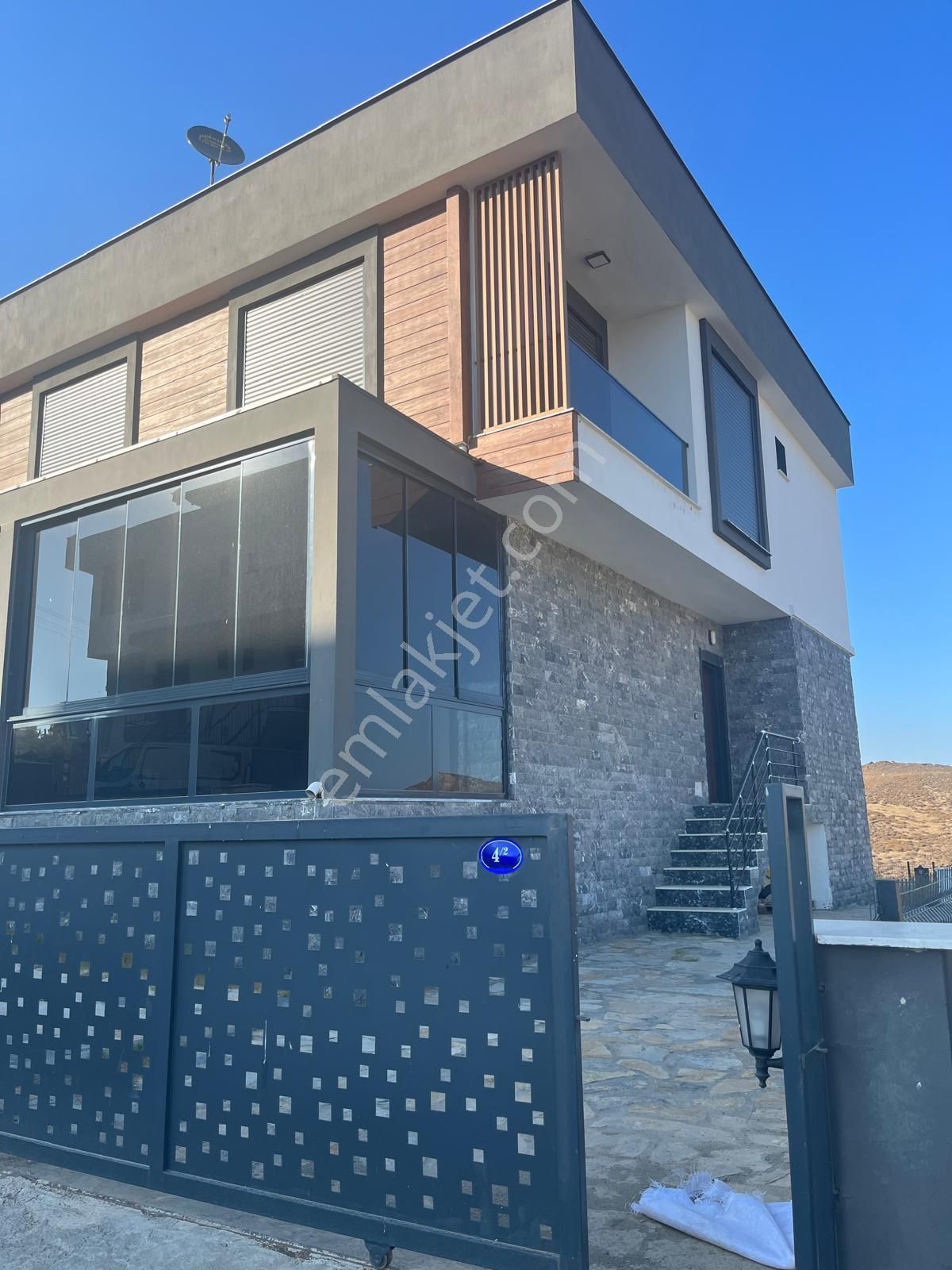 Seferihisar Akarca’da Deniz Ve Doğa Manzaralı Satılık Dubleks Villa