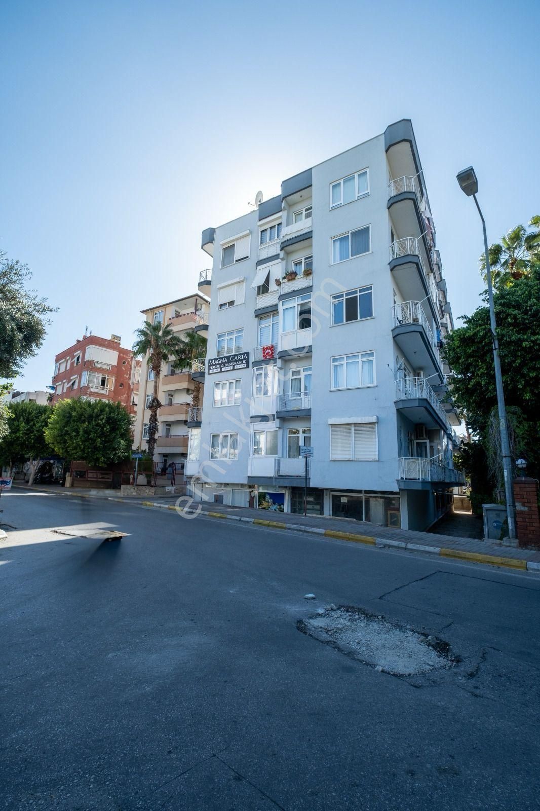 Güllerpınarı Mahallesinde Satılık 2+1 Daire