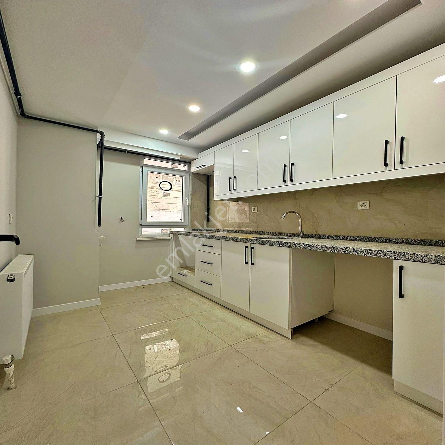 Beylikdüzü Yakuplu'da 1+1 Balkonlu Otoparklı Satılık Giriş Kat Daire