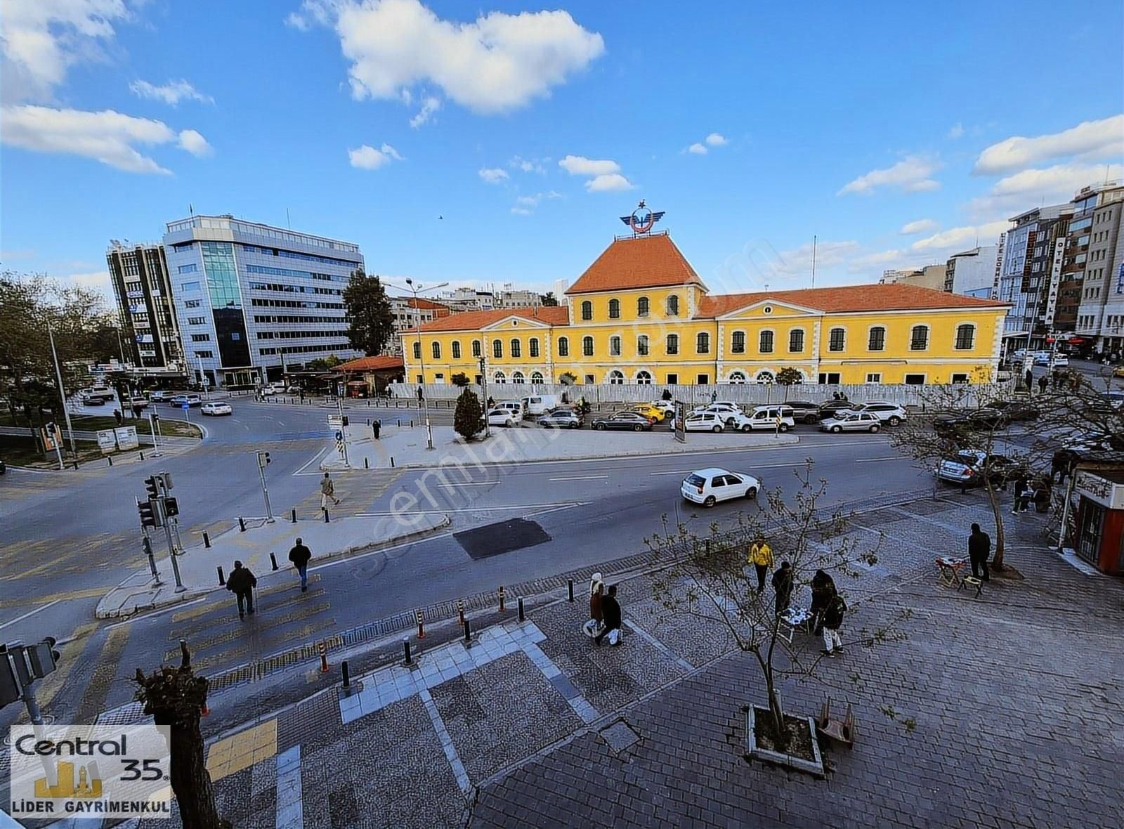 Central 35'den Basmane Gar Karşısı Meydanda 18 M2 Ofis-büro