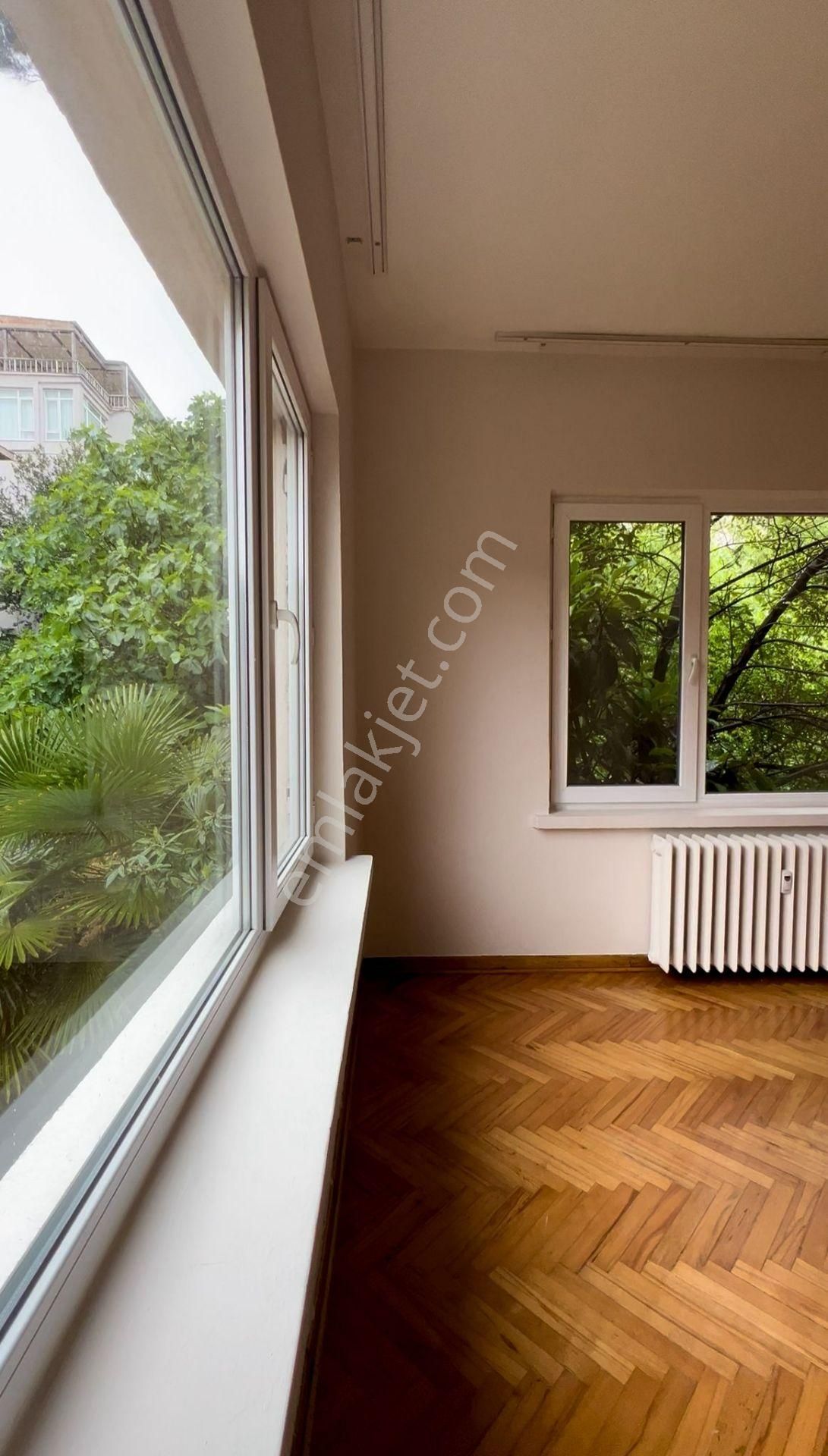 Etiler'de Yeşillikler İçinde Ayrı Mutfaklı Kiralık 2+1 Daire