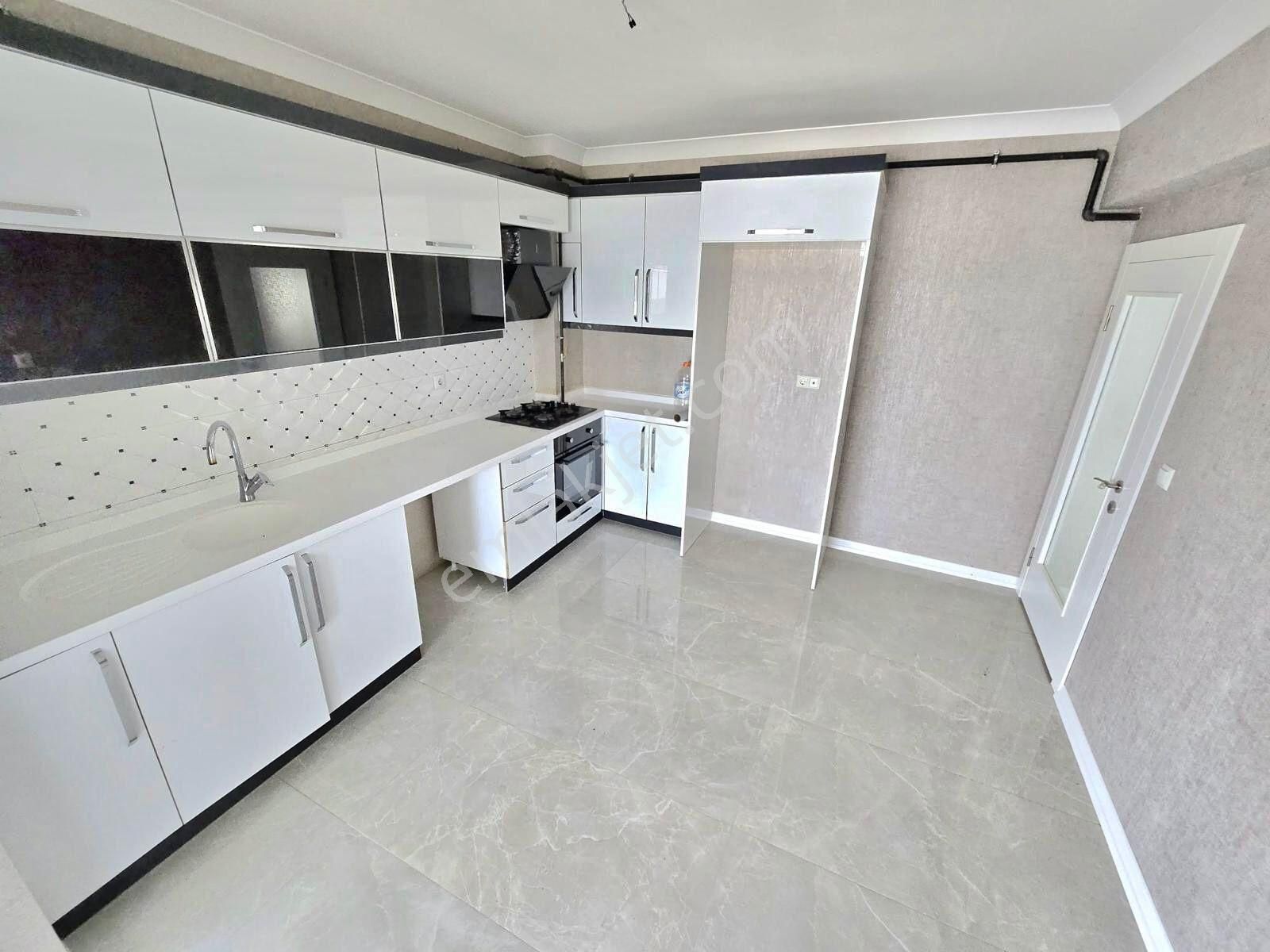 Ulukan'dan Bağlıca Bulvar Üzeri Site İçi 4+1 Hobi Bahçeli Daire