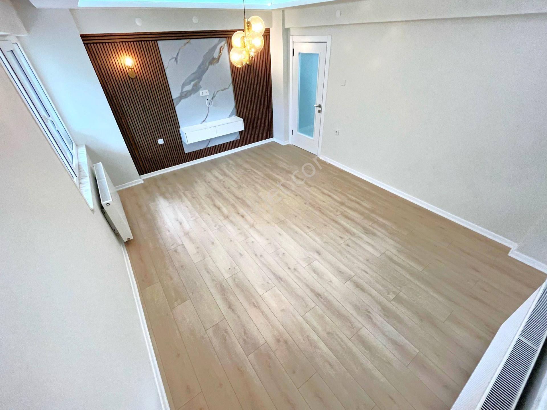 Akçay Merkez'de Aygül Farkı İle İçi Full Yapılı Ön Cephe Ayrı Mutfak Geniş Balkon Satılık 2+1 Daire