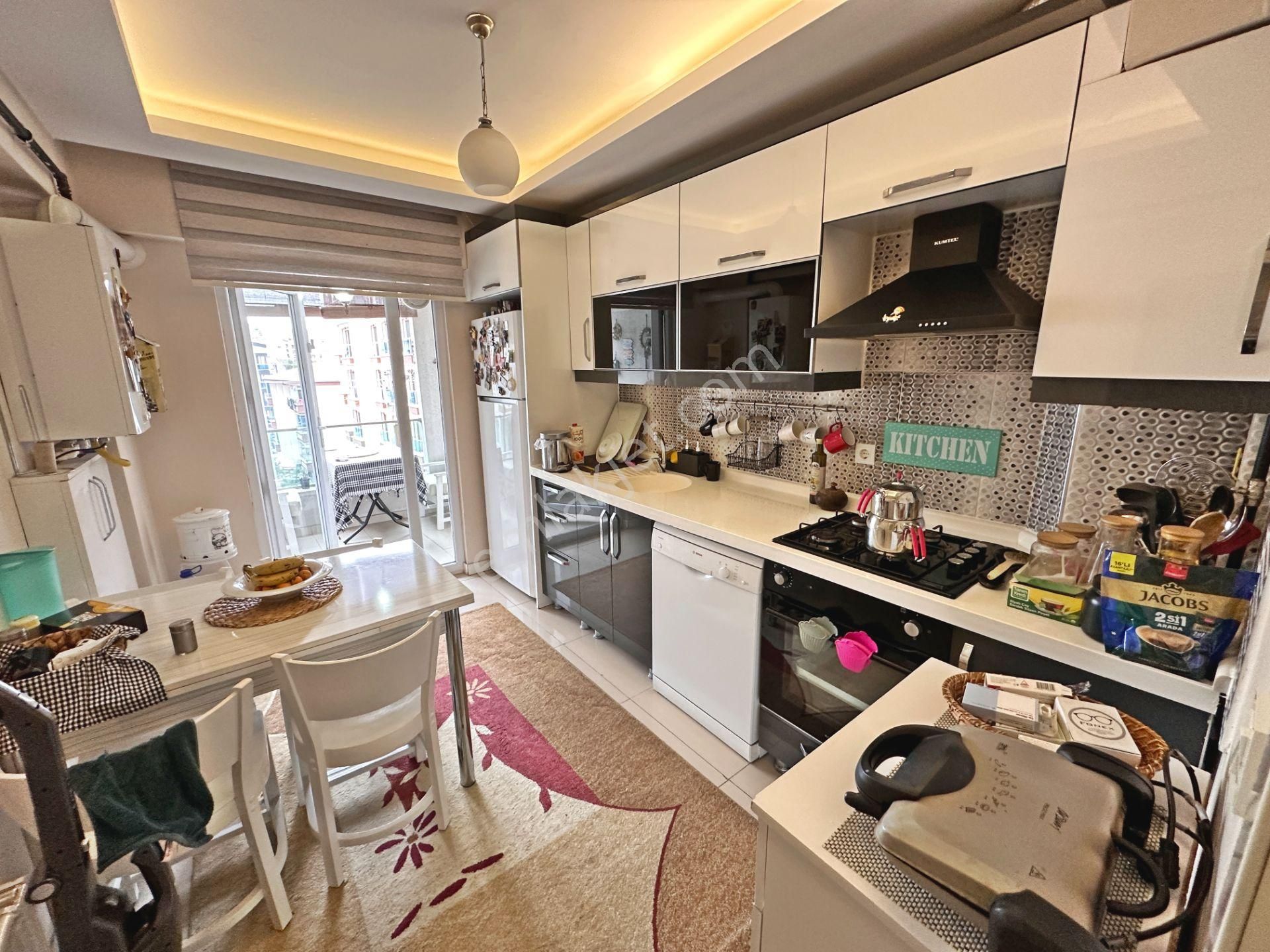 Misket Mahallesinde Asansörlü Ara Katta Full Yapılı 3+1 Satılık Daire