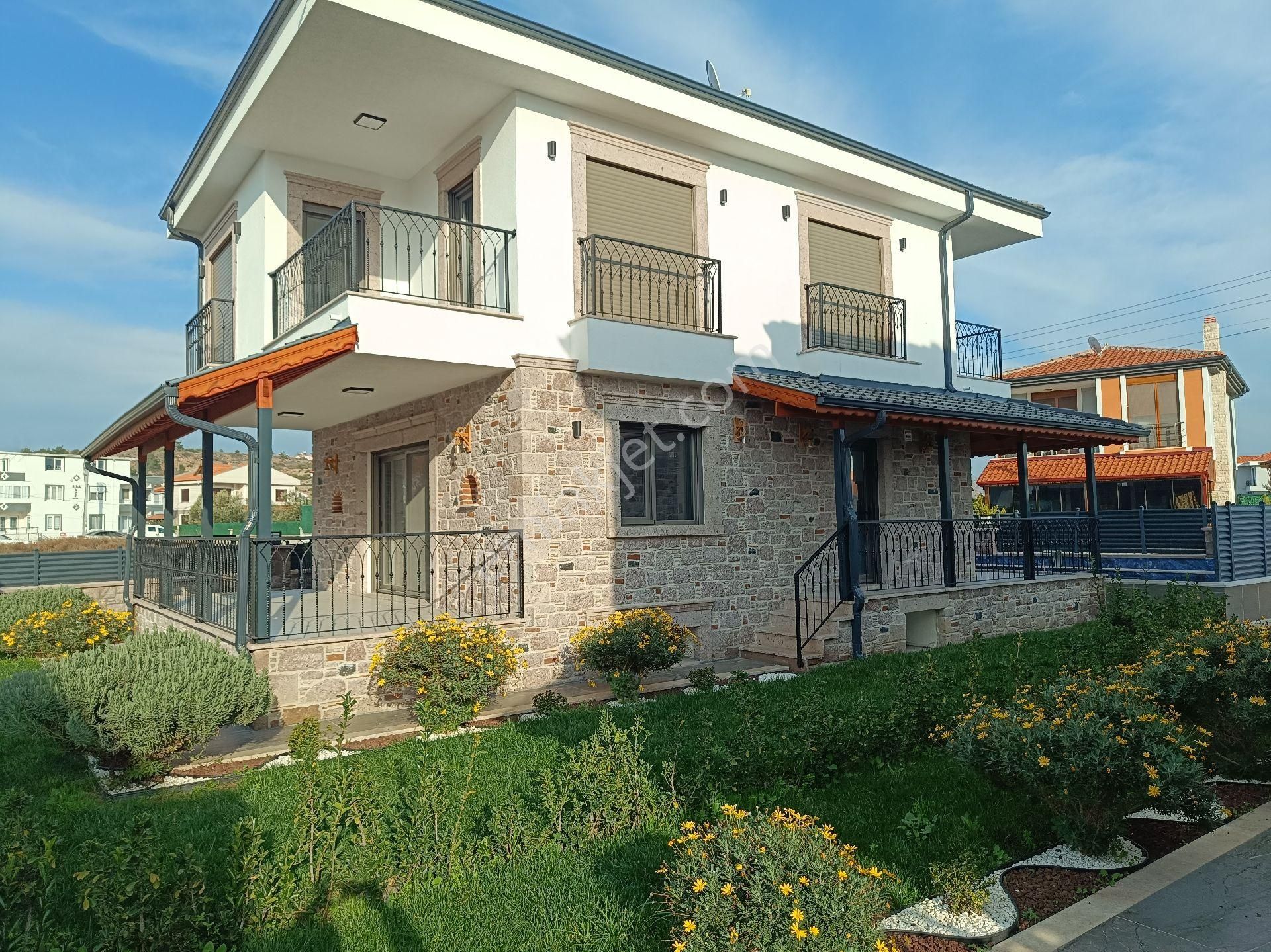 Taş Emlak'tan Havuzlu, Saunalı, Akıllı Ev Sistemli Sıfır Lüks Villa