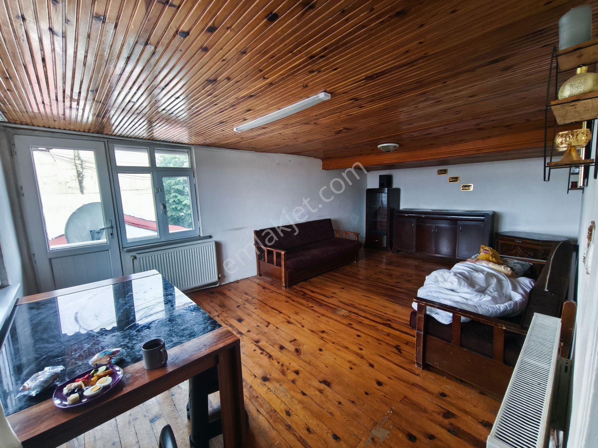 Eyüp Nişancı Mh. Metrobüse 5dk ,manzaralı , 2+1 , 85m2 / Kombili , Çatı Katı Daire