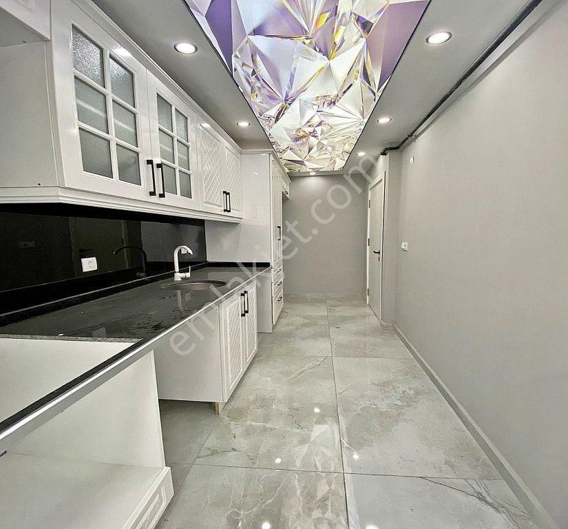Metrobüse 7 Dakika Sıfır Dekorlu İskanlı Acil Satılık 2+1 Daire
