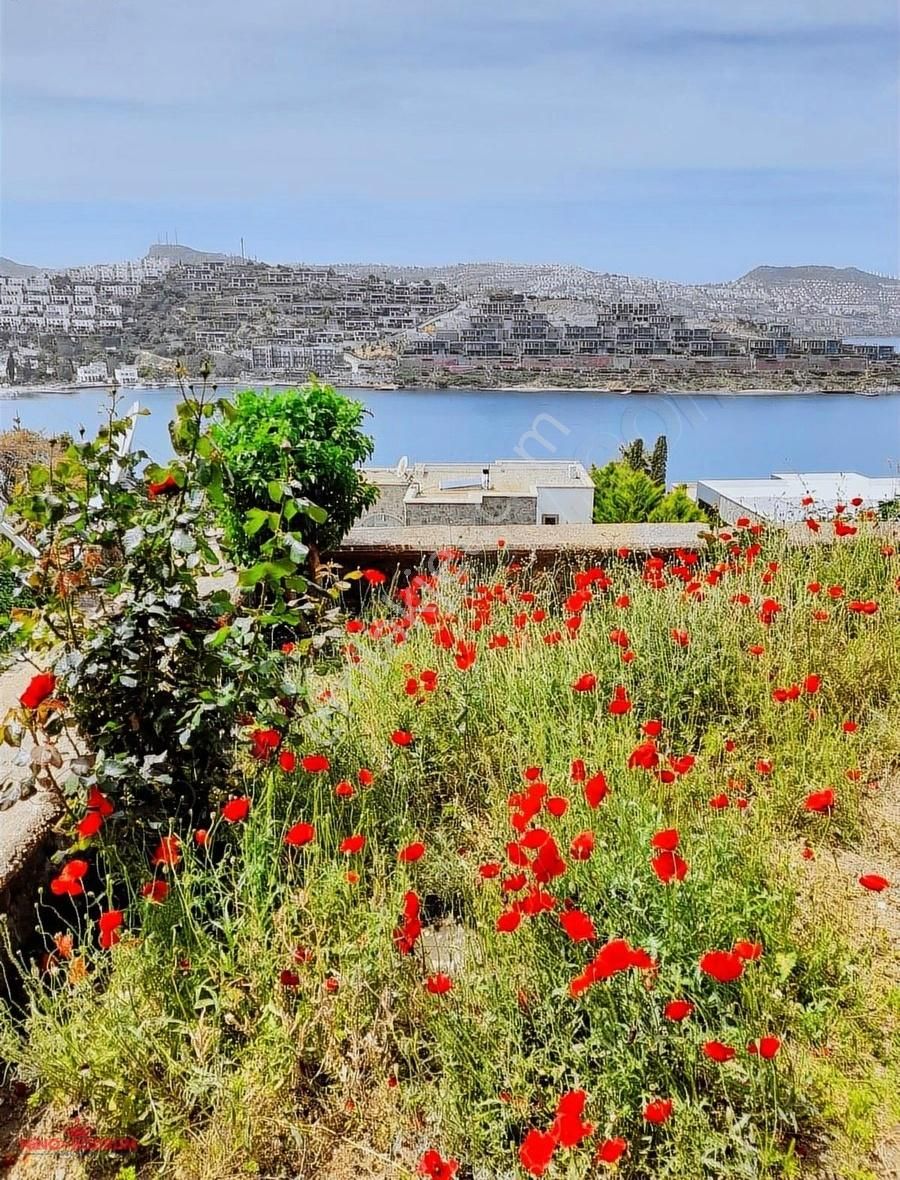 Bodrum Küçükbük'te, Deniz Manzaralı Havuzlu Bahçeli Daire