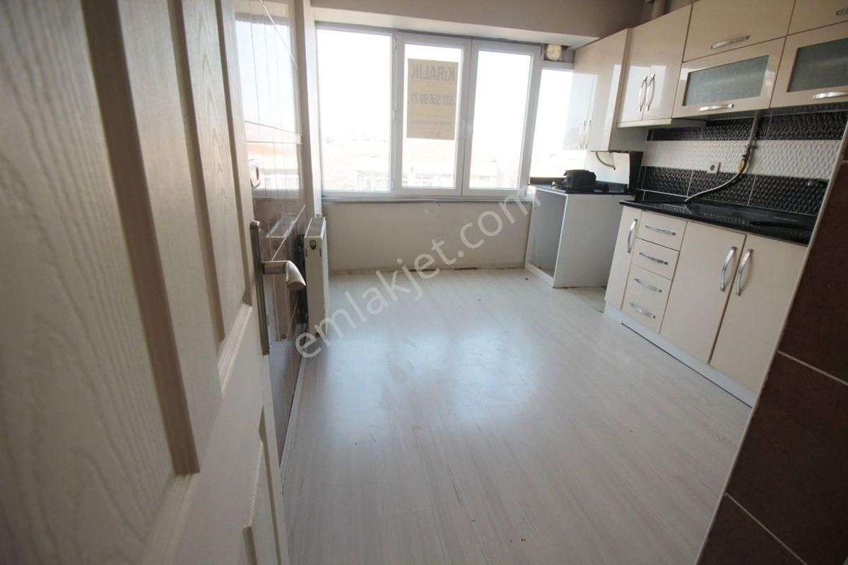 Çorlu Belediyesine Yakın 95m2 2+1 Aileye Kiralık Ara Kat
