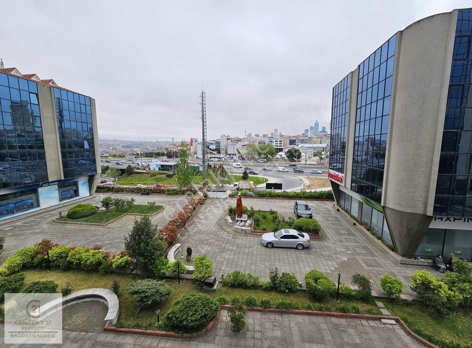 Yeni Sahra Metro Çıkışı Golden Plaza Da Kiralık Ofis Katı