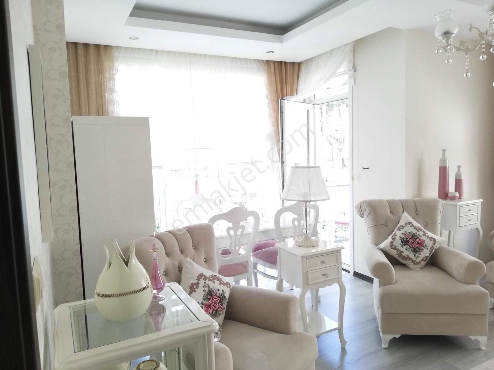 Beylikdüzü Dereağzı Buğra Konaklarında Satılık 100m2 Arakat 2+1