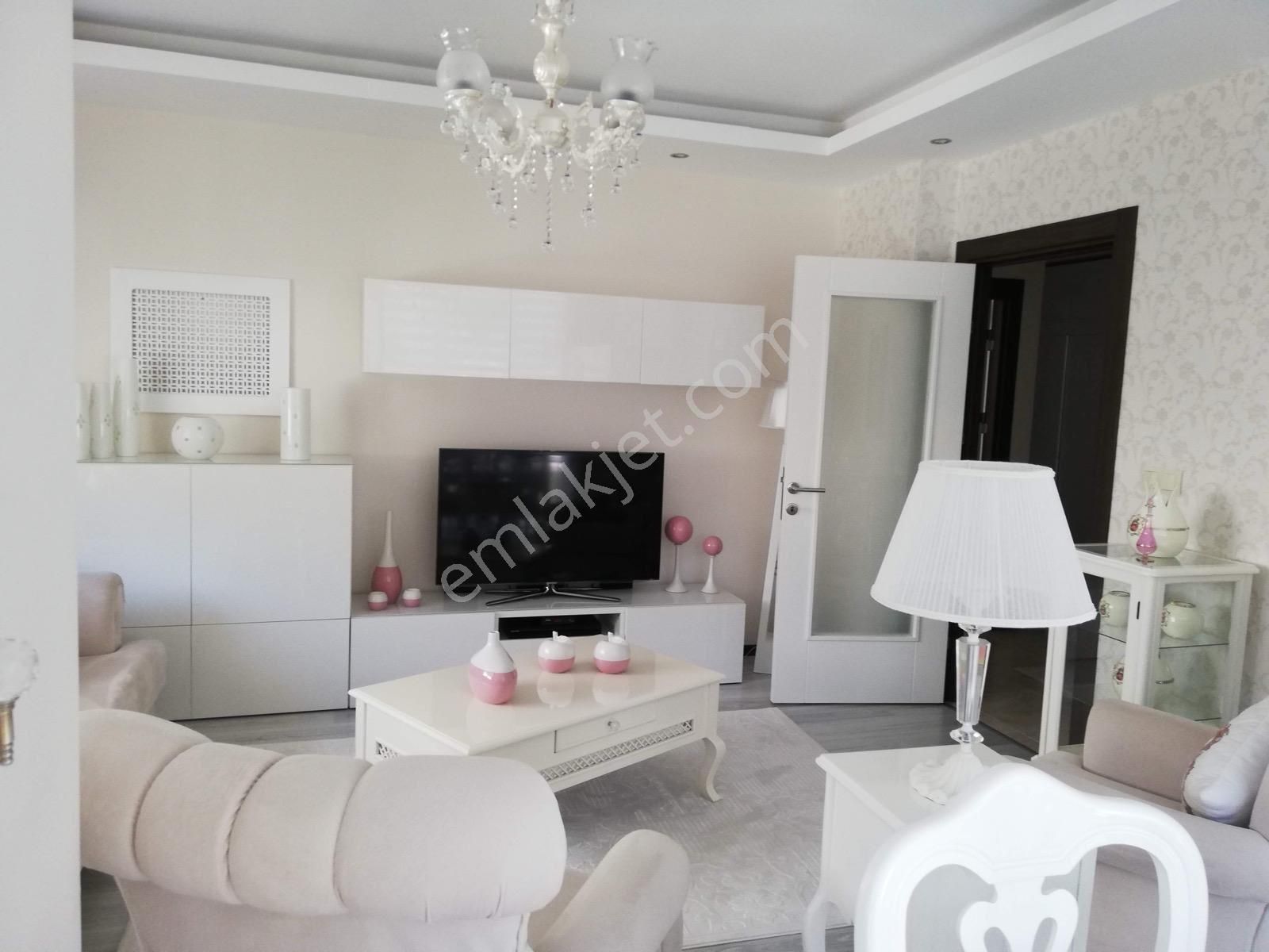 Beylikdüzü Dereağzı Buğra Konaklarında Satılık 100m2 Arakat 2+1