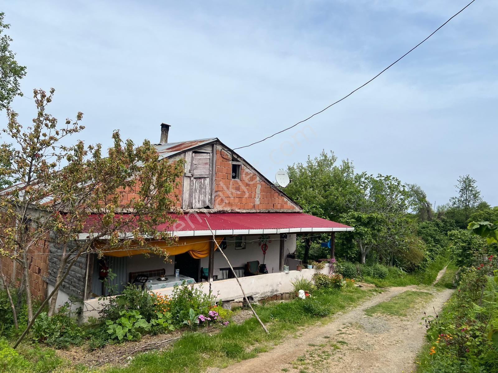 Havaalanı Karşısında İçinde Köy Evi Olan Satılık Bahçe