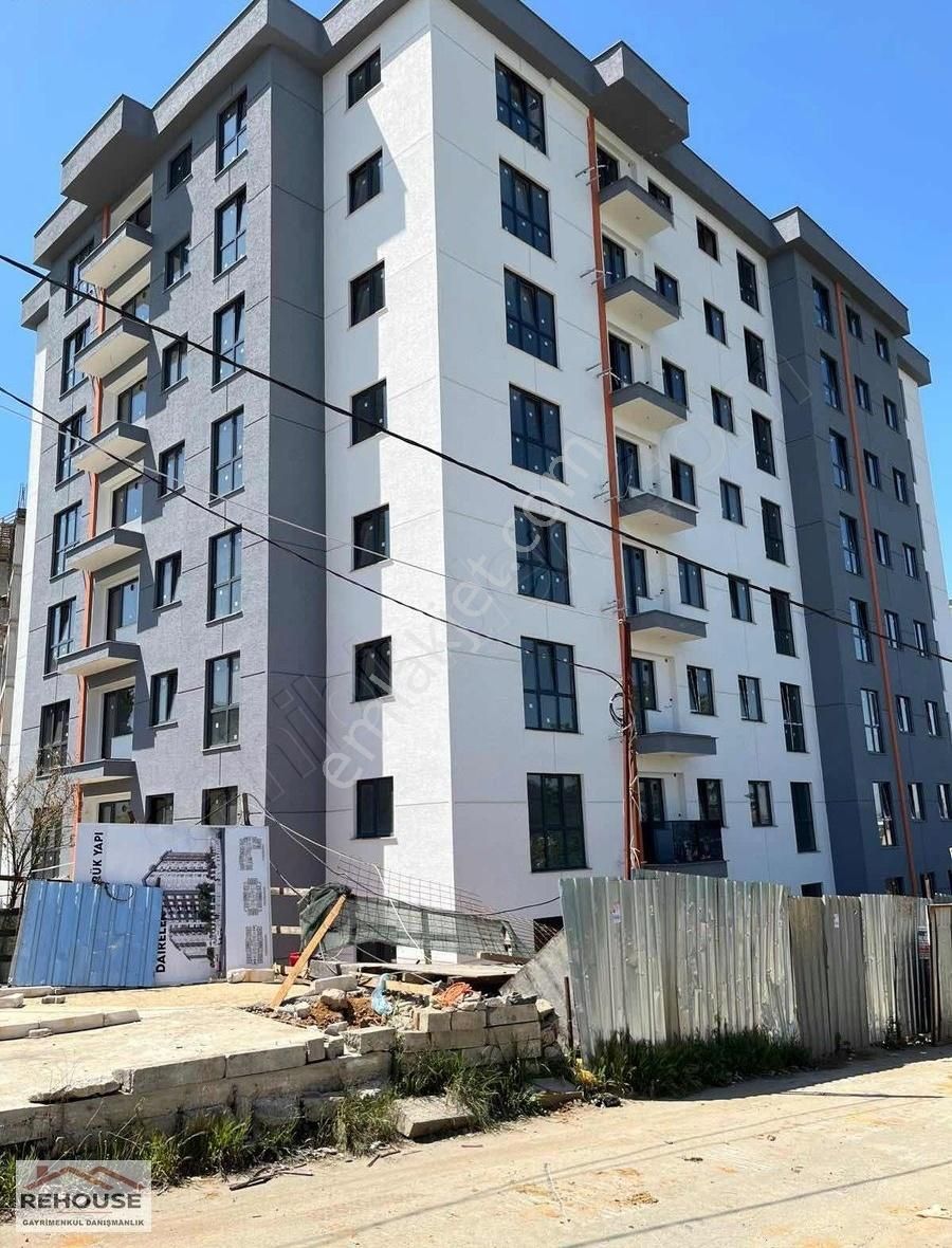 Butik Sitede 3+1 Arakat 130 M2 Kapalı Otoparklı Cadde Üzerinde
