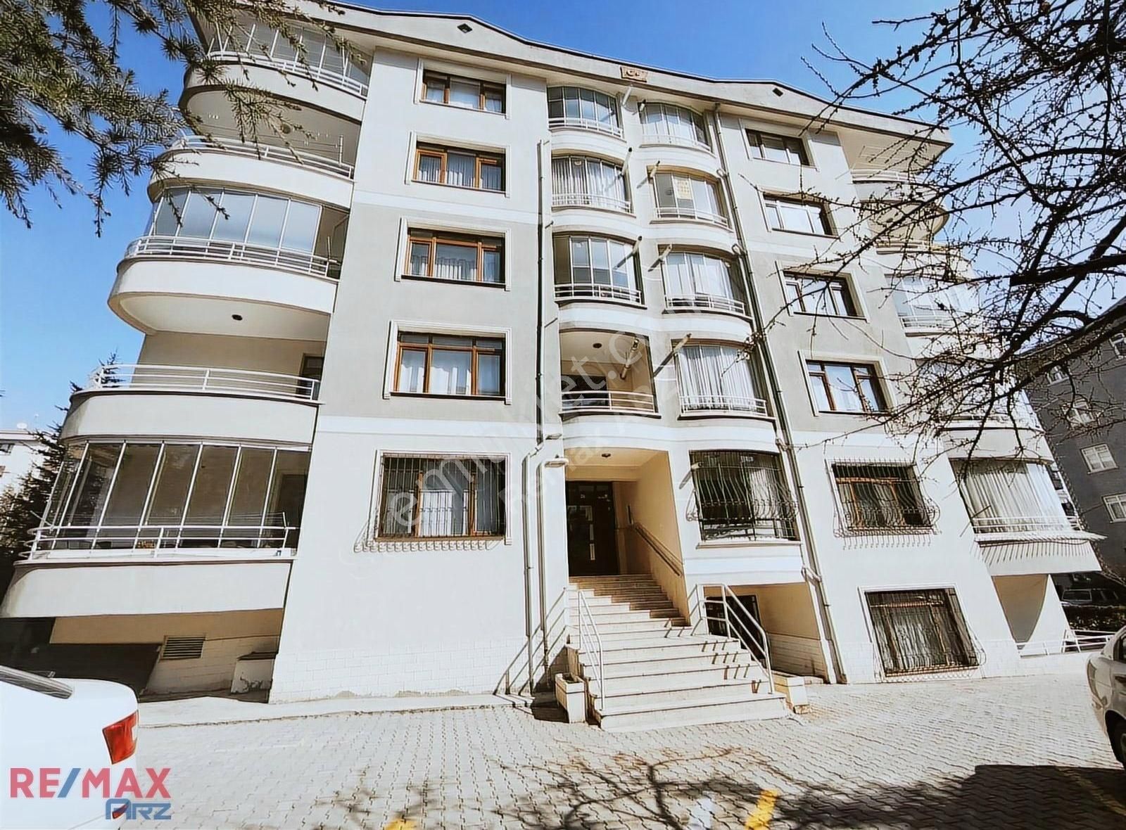 Serhat Mah.cadde Üzeri Maviler Sitesinde Satılık 135 M2 3+1
