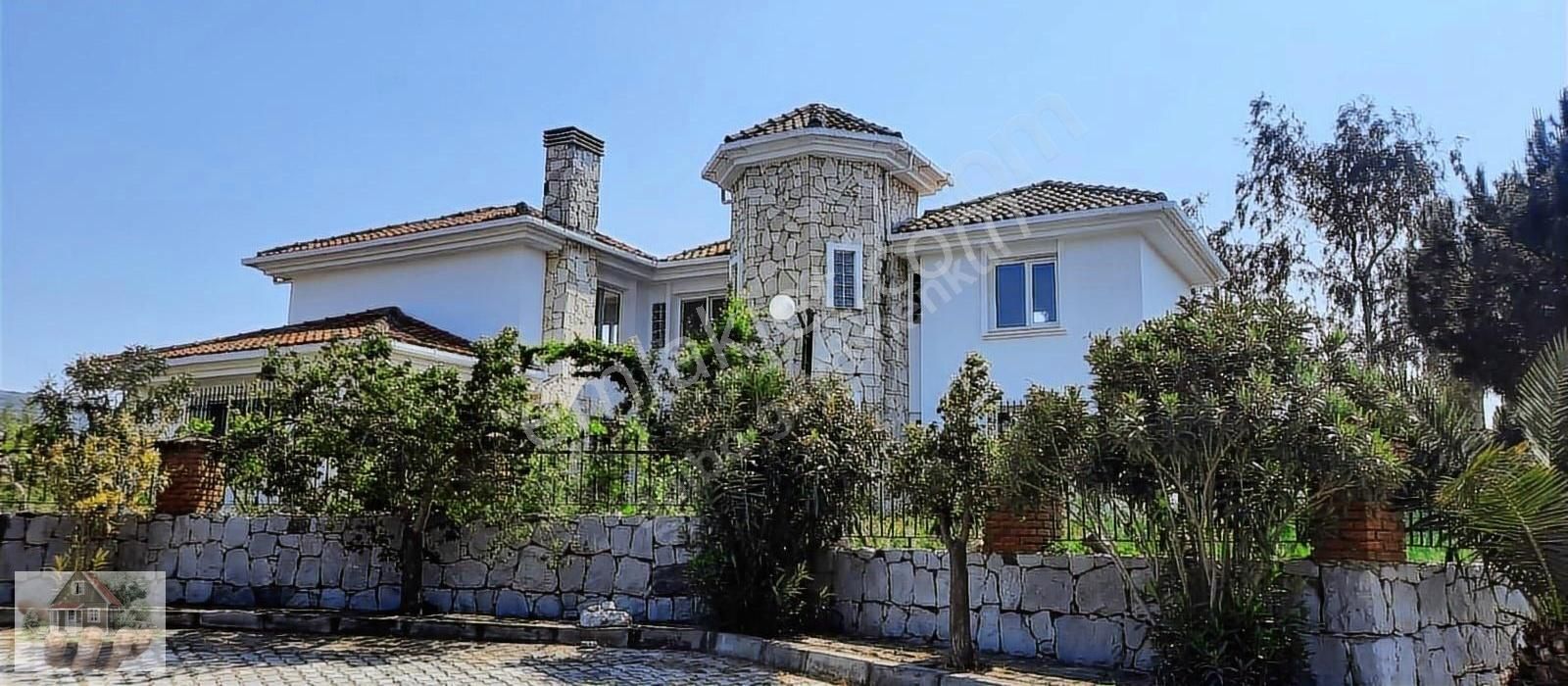 Güzelbahçe Çamlıda Havuzlu Sitede Müstakil Villa
