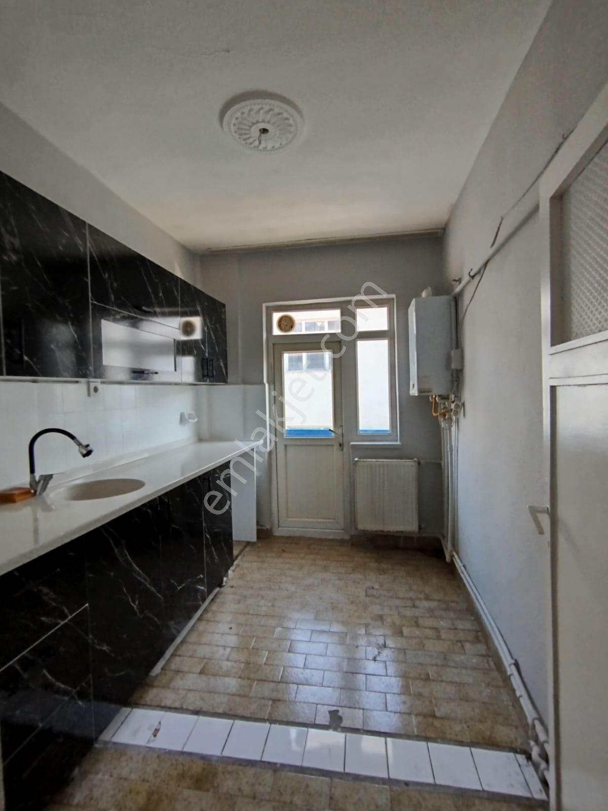 Aşık Veysel'de 115m2 3+1 En Üst Kat Çift Balkon Manzaralı Kombili Satılık Daire