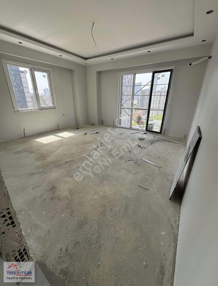 Yeni'den Şerifali'de 80m2 2+1 Ebeveyn Banyolu Kapalı Otoparklı