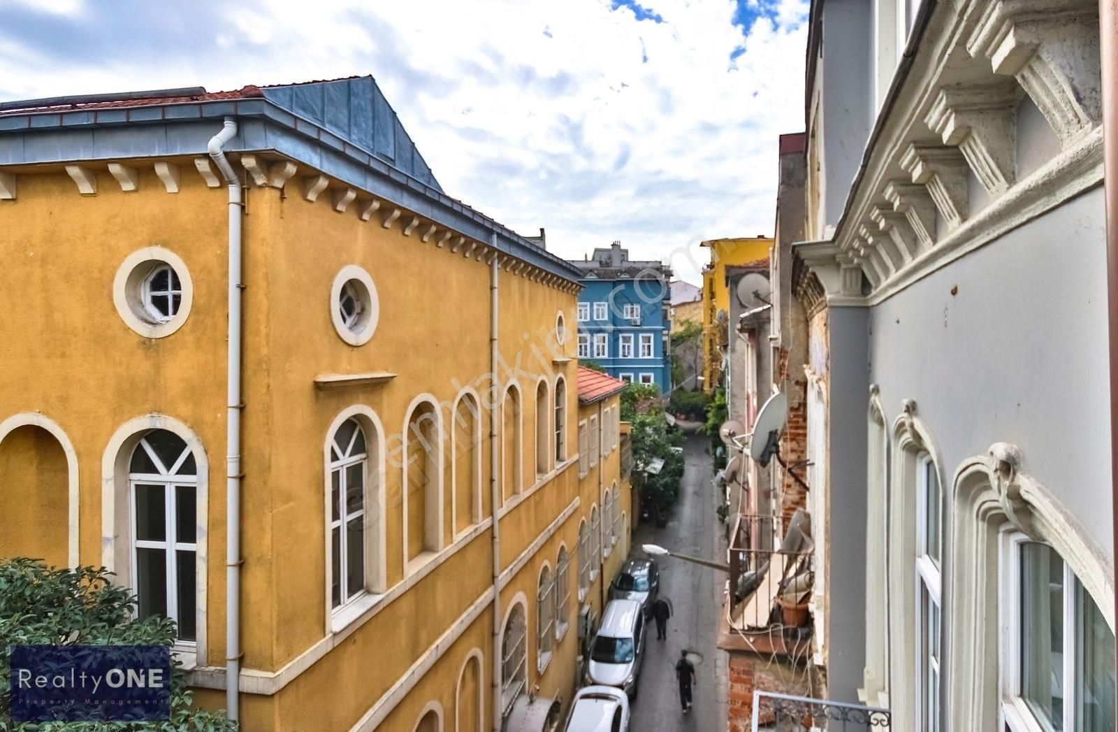 R-one Beyoğlu Balkonlu Ferah Renove Edilmiş Satılık Daire-eng