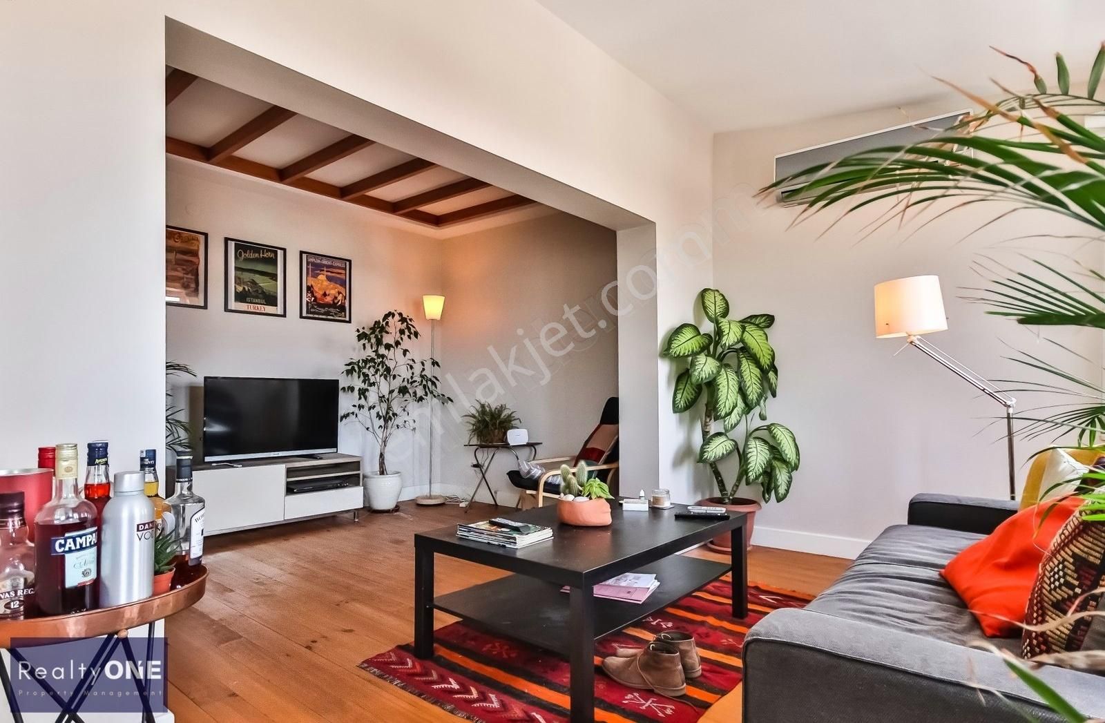 R-one Beyoğlu Tarihi Bina Ortak Teraslı Eşyalı Kiralık Daire-eng