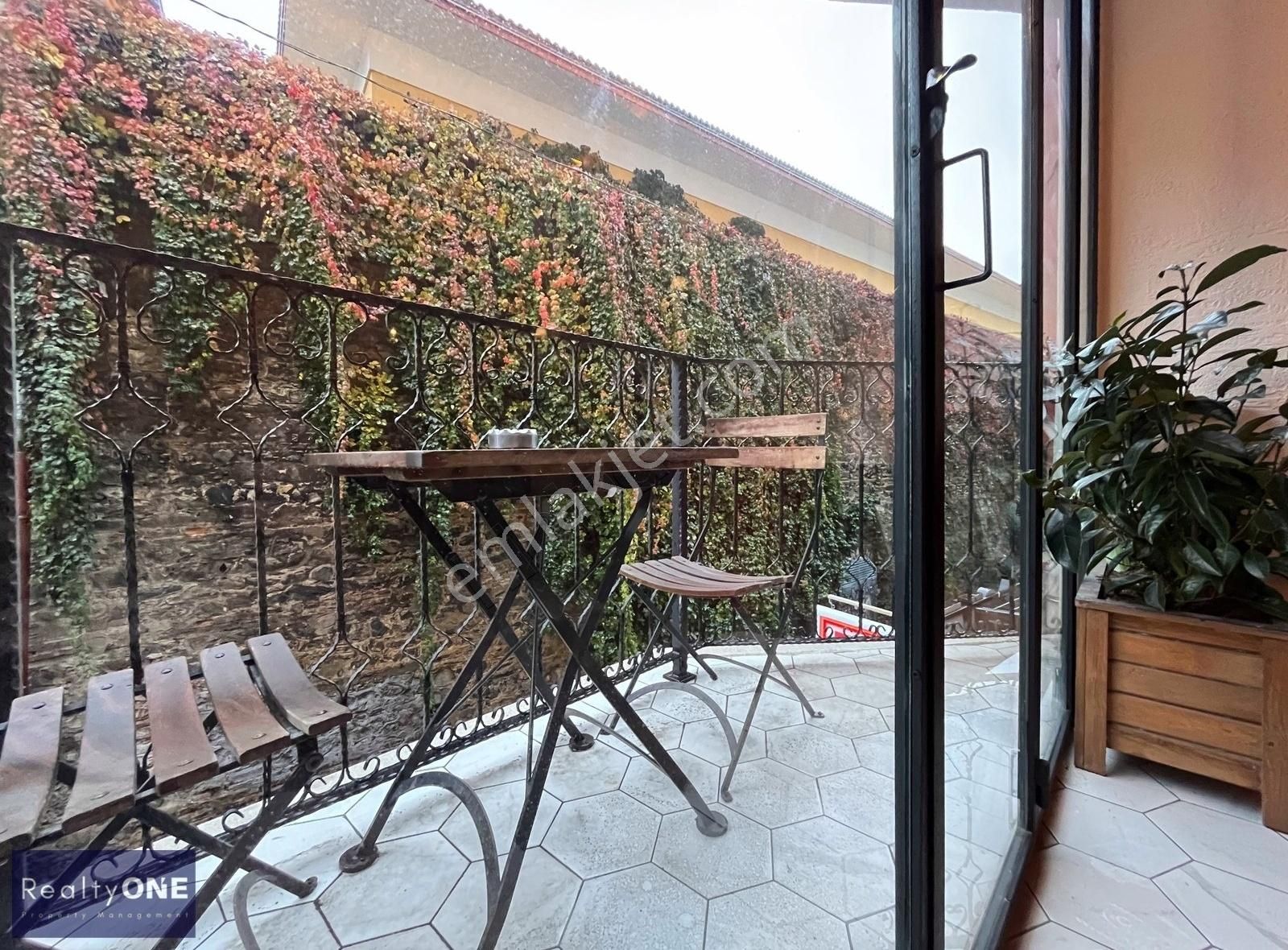 R-one Beyoğlu Tarihi Binada İçi Yenilenmiş 1+1 Kiralık Daire-eng