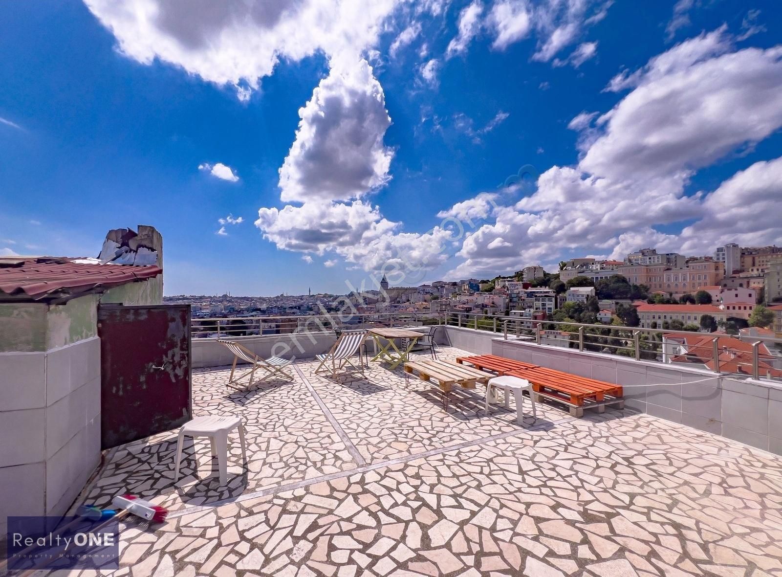 R-one Beyoğlu Firuzağa Fatura Dahil Ortak Teras Kiralık Daire-en